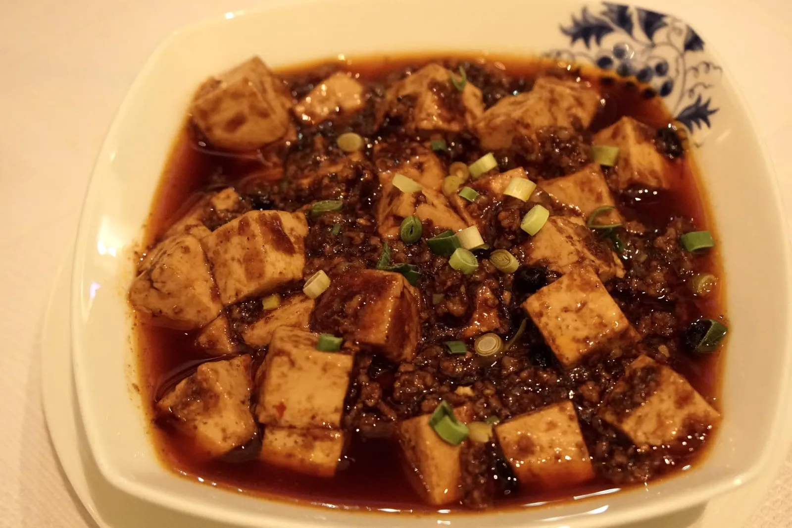 Mapo Tofu (110 MOP) 🌶 เต้าหู้หม่าผ่อ เมนูขึ้นชื่อของมณฑลเสฉวน ชนิดที่ว่ามีเมนูนี้อยู่ในทุกภัตตาคารเสฉวน เนื้อเต้าหู้นิ่มปานกลาง ผัดกับซอสหม่าล่า ทานเเล้วเผ็ดชาลิ้นชัดเจน ด้านบนเป็นเนื้อสับรสออกเค็ม มีกลิ่นหอม โดยรวมอยู่ในเกณฑ์พอใช้ (13/20)