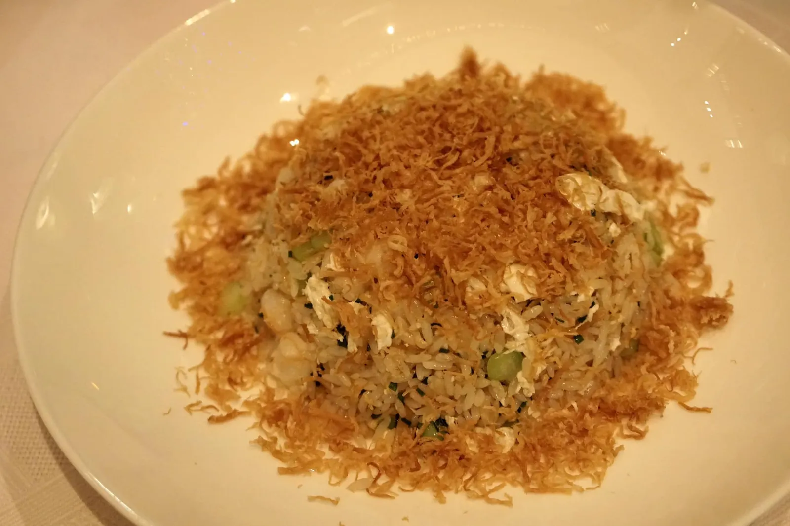 Fried rice with conpoy, shrimps and egg white (140 MOP) 🍚 สุดยอดข้าวผัดที่ทางร้านแนะนำเป็นสูตรจากอาหารทั่นหรืออาหารชาววัง ใช้ข้าวมาผัดจนร่วนเเต่ภายในเมล็ดข้าวยังคงนิ่มและไม่แห้งจนเกินไป ไม่มีมันเยิ้ม มีส่วนผสมของไข่ขาวเพิ่มกลิ่น มีเนื้อกุ้งสดๆนุ่มเด้ง สุดท้ายคือวัตถุดิบที่ดึงความอร่อยของอาหารจานนี้ออกมาได้อย่างถึงขีดสุดคือกังป๋วยหรือหอยเชลล์อบแห้ง เครื่องปรุงราคาแพงที่ทางร้านใส่มาแบบไม่ยั้ง มีรสเค็มอ่อนๆ มีกลิ่นเป็นเอกลักษณ์เฉพาะตัว จานนี้เป็นหนึ่งในข้าวผัดที่ดีที่สุดในชีวิตเท่าที่เคยทานมาเลยทีเดียว (16/20)