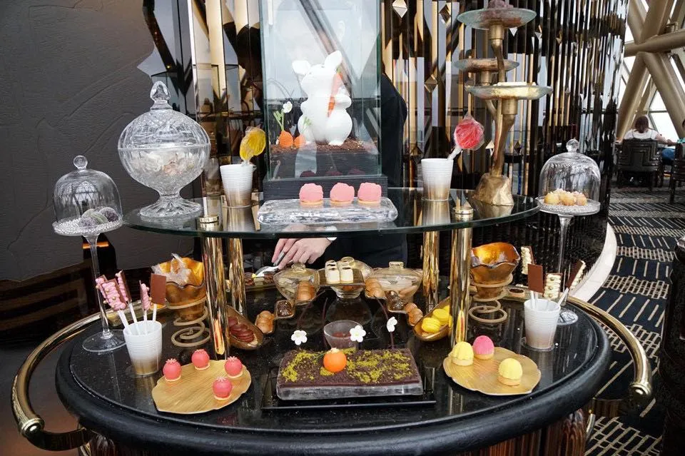 Petit Four Cart สำหรับเปอตีโฟส์ก็มาเป็นรถเข็นเช่นกัน