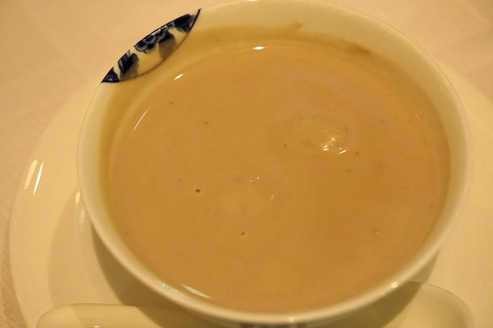 Sweetened walnut and red date cream with black sesame dumplings (60 MOP) 🥣 ซุปหวานทำจากครีมพุทราจีนและถั่ววอลนัท ทานคู่กับบัวลอยไส้งาดำ ตัวบัวลอยเหนียวนุ่มมาก ไส้งาดำเยิ้มๆ มีกลิ่นงาขึ้นจมูก อร่อยใช้ได้เลย เหมาะกับคนชอบทานขนมหวานพื้นเมือง (12/20)