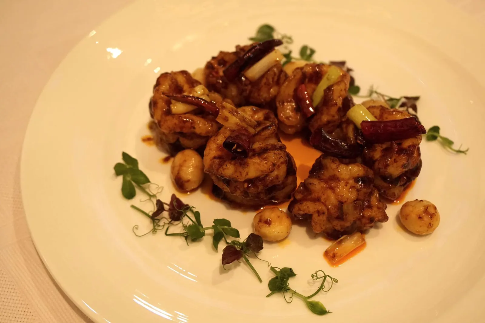 Stir-fried prawns with Sichuan pepper, chili and macadamia nuts (370 MOP) 🦐 สำหรับจานนี้เป็นอาหารทะเลจากมณเสฉวน โดยใช้กุ้งเเม่น้ำขนาดยักษ์หรือ King Prawns ผักกับพริกไทยเสฉวน น้ำพริกหม่าล่า และถั่วแมคคาดีเมีย เนื้อกุ้งนุ่ม เด้ง สุกกำลังดี มีรสหวานธรรมชาติ น้ำพริกเผารสเค็มอ่อนๆ ตัดกับรสหวานของกุ้งได้อย่างดี อร่อยมากจริงๆ (14/20) ดูน้อยลง