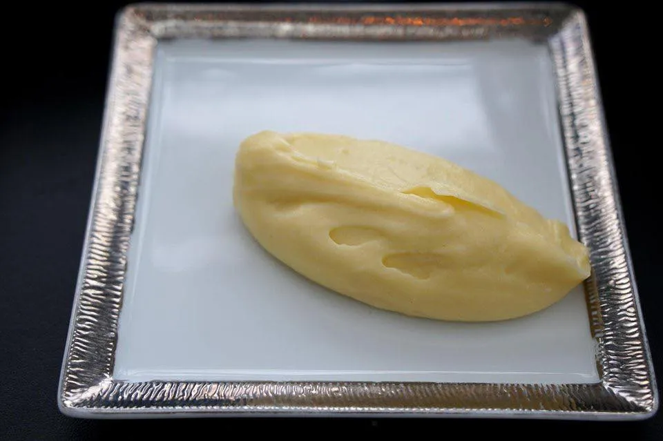 Jöel Robuchon’s Purée De Pomme “เมื่อ Mashed potato ไม่ได้เป็นเพียง Mashed potato” คือคำกล่าวที่มิชลินไกด์เคยอ้างอิงถึงหนึ่งใน Signature Dish ของเชฟ Joël Robuchon ใครจะเชื่อว่าในอดีต นี่คือหนึ่งในผลงานที่เรียกว่าเป็นสิ่งประดิษฐ์ที่พลิกวงการอาหารฝรั่งเศสไปตลอดการ โจเอล โรบูชง นำอาหารเคียงที่ทุกคนรู้จักอย่าง Mashed potato มาปรับปรุง ประดิษฐ์ขึ้นใหม่ จนได้ออกมาเป็นพูเรมันฝรั่งเนื้อเนียน มีกลิ่นหอมเป็นเอกลักษณ์เฉพาะตัว ทานเข้าคู่ได้กับเนื้อสัตว์แทบทุกชนิด หรือในความคิดส่วนตัว ของเราคือต่อให้ทานเปล่าๆก็ยังอร่อยเลยด้วยซ้ำ เราเคยทานมาในร้านโรบูชงสามสาขาคือกรุงเทพ ฮ่องกง และที่มาเก๊า ทุกสาขามีรสชาตินิ่งมาก อร่อยเหมือนกันทั้งหมด (20/20)