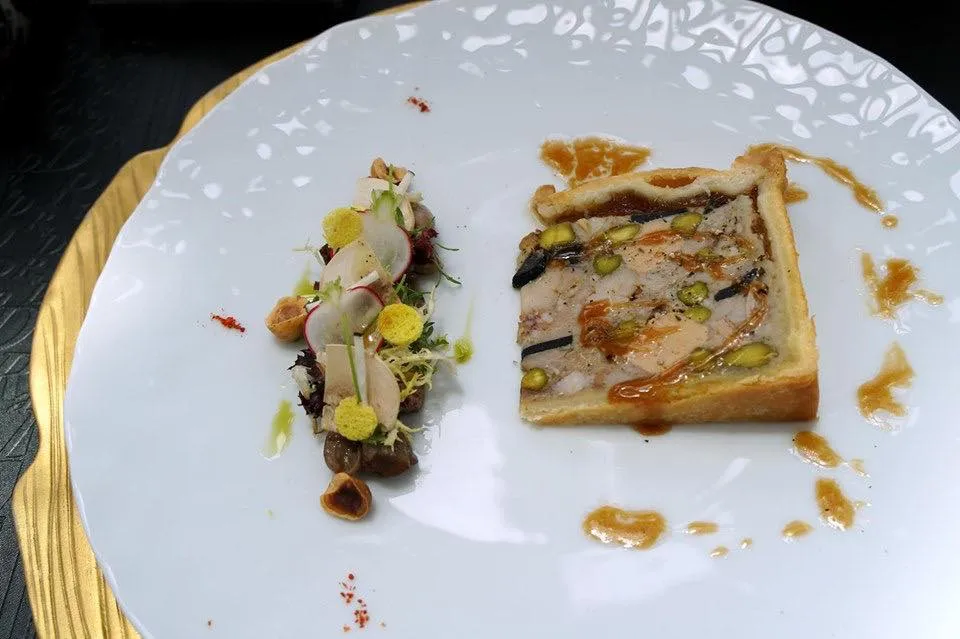 Le Pâté en Croûte veal and foie gras with truffle in a « Pâté en Croûte » style served with seasonal mushrooms pickles อีกจานคือ ปาเต๊ะอองครูต แป้งพับกรอบด้านในมีส่วนผสมของเนื้อลูกวัว ตับห่าน ถั่วพิสตาชิโอ และเห็ดทรัฟเฟิล ราดด้วย beef jus ขนาบข้างด้วยสลัดเห็ดต่างๆ เนื้อลูกวัว ตับห่านทรัฟเฟิลเป็นการผสมผสานที่ลงตัวมากๆ ทุกอย่างไม่มีกลิ่นคาว การใส่ถั่วพิสตาชิโอลงมาเพิ่มความกรอบเเละทำให้เนื้อสัมผัสในจานมีมิติมากยิ่งขึ้น (16/20)