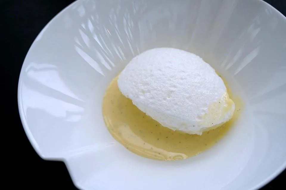La Symphonie des Douceurs Dessert trolley - your own preferences and combination Egg white mousse มูสไข่ขาวเนื้อนุ่ม ละมุน ละลายในผาก ราดด้วยซอสวานิลลารสหวาน หอม อร่อย (16/20)