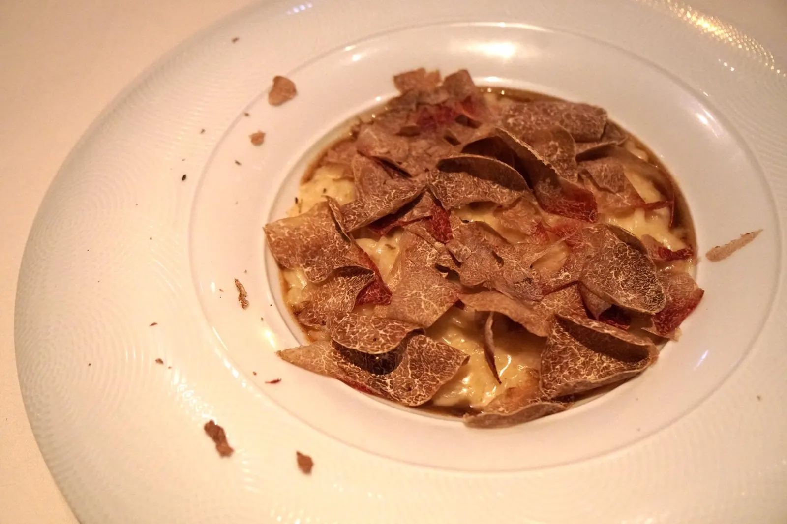 Risotto (980+ HKD) Mushrooms Jus, ALBA WHITE TRUFFLE ข้าวรีซอตโต้ปรุงกับมัชรูมจู และ ... เเค่นั้น ไม่ต้องมีอะไรซับซ้อนทั้งนั้น และเหมือนเดิม Alba White Truffle ที่ขูดมาจนล้นจาน ทานกับข้าวรีซอตโต้ร้อนๆ อัลเดนเต้สุดๆ ไม่มีอะไรอร่อยกว่านี้แล้ว ฟินน้ำตาไหลรอบสอง (ตอนทานเราฟินจนน้ำตาไหลจริงๆ) (20/20)