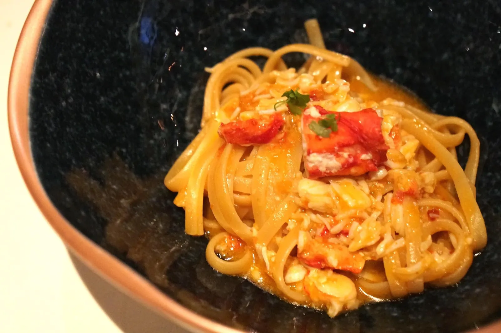 Artisanal Trenette Crab Meat, Confit Tomato and Lemon ตรีเนตเต้ เป็นพาสต้าเส้นแบน เสิร์ฟกับ King Crab จาก Hokkaido ในซอสปู มะเขือเทศกงฟีและเลมอน จานนี้เนื้อคิงแครบหอมมาก มีรสหวานธรรมชาติจากเนื้อปูตัดกันกับรสเปรี้ยวของเลมอน เสริมด้วยรสอูมามิจากมะเขือเทศลงตัวพอดี (14/20)