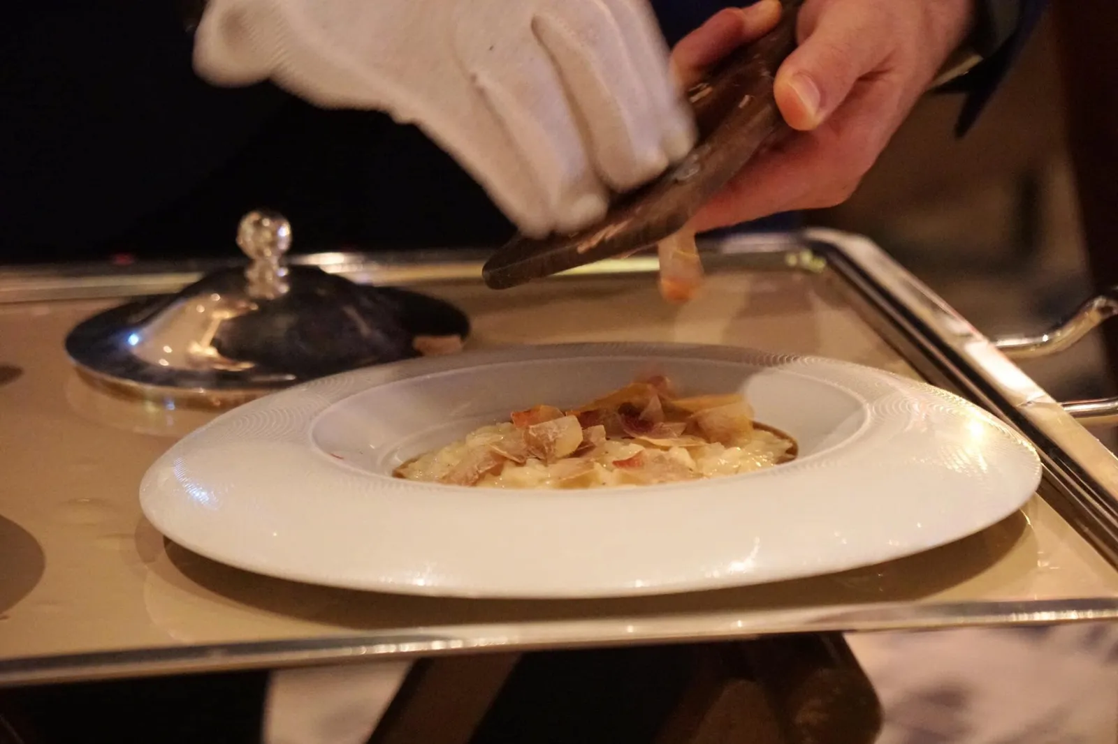 Risotto (980+ HKD) Mushrooms Jus, ALBA WHITE TRUFFLE ยังไม่พอ มาแล้วเอาให้เต็มอิ่มกับจานที่สองคือ Alba White Truffle Risotto รีซอตโต้หนึ่งจานในราคา 4500 บาท และเเน่นอนพนักงานก็มาขูดทรัฟเฟิลให้จนล้นจานเช่นกัน (20/20)