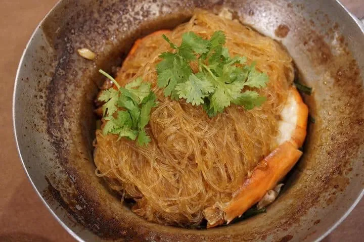 กุ้งแม่น้ำอบวุ้นเส้น (780+) Baked river prawns with glass noodles in hot pot เราเลือกกุ้งเเม่น้ำสองตัว นำไปอบวุ้นเส้นจนสุก มีมันกุ้งไหลเยิ้มๆ ตอนทานอย่าลืมเอามันกุ้งคลุกกับวุ้นเส้นจะได้รสชาติที่มีมิติของมันกุ้งเคล้ากับเครื่องเทศได้ลงตัวมาก ตัววุ้นเส้นลวกมาสุกกำลังดี กัดเเล้วไม่เละ แต่ก็ไม่แข็งจนเกินไป (13/20)