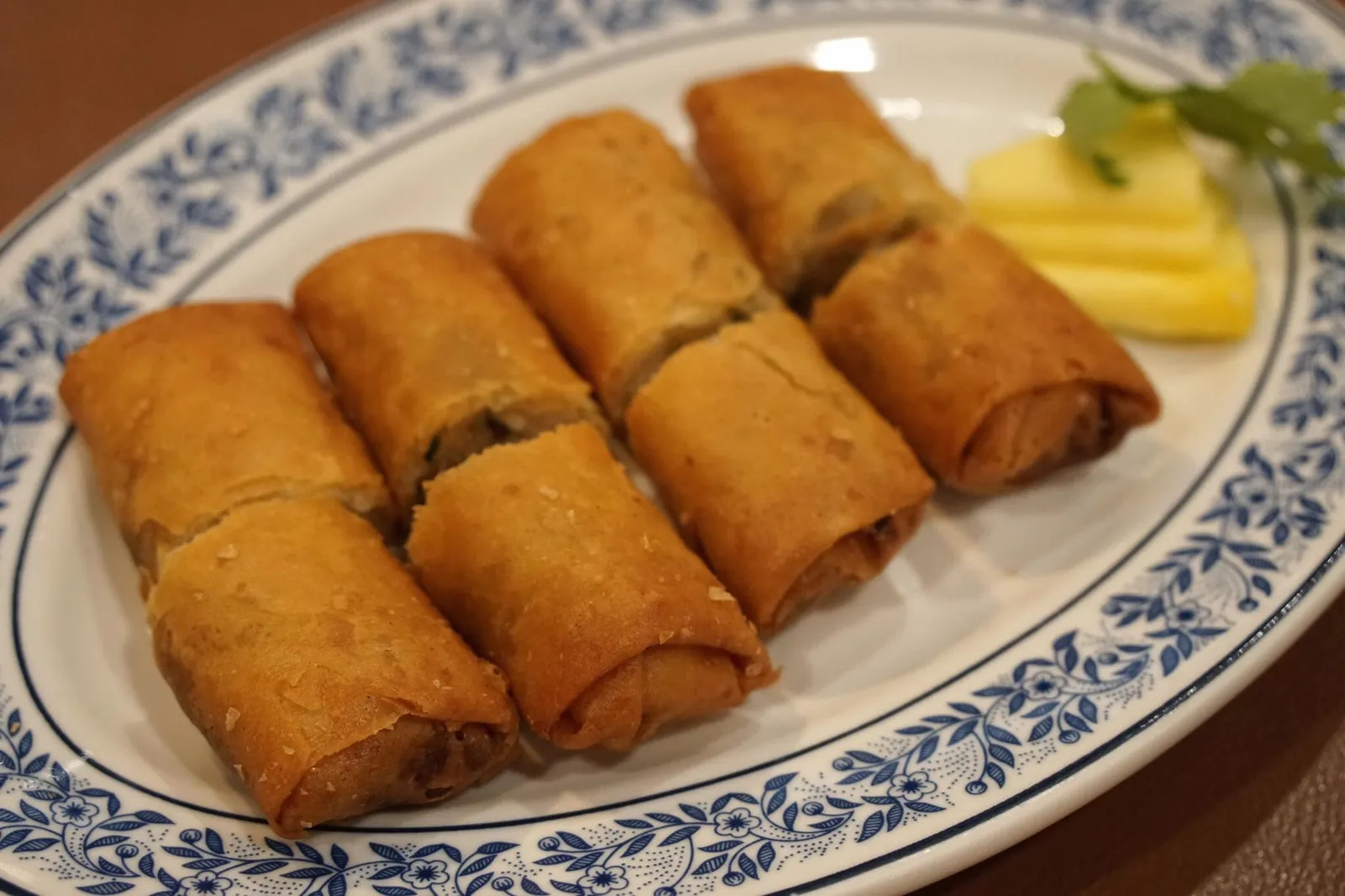 ปอเปี๊ยะทอดรื่นรส (120+) RUENROS Spring rolls ปอเปี๊ยะทอดที่ทางร้านห่อเอง จัดเป็นหนึ่งในเมนู Signature ของทางร้าน มีเนื้อแป้งบางกรอบ สอดไส้มันแกว กุ้ง เห็ดหอมมาพอเหมาะกำลังดี ทานร้อนๆ หรือจะจิ้มน้ำจิ้มก็ได้ ตัดรสด้วยสับปะรดหอมสุวรรณ ที่มีรสเปรี้ยวอมหวาน อร่อยมากจริงๆ และยิ่งหากเทียบกับราคาเเล้ว เชื่อว่าในประเทศไทยหาปอเปี๊ยะเเป้งบางกรอบแบบนี้ได้ยากแน่ๆ (14/20)