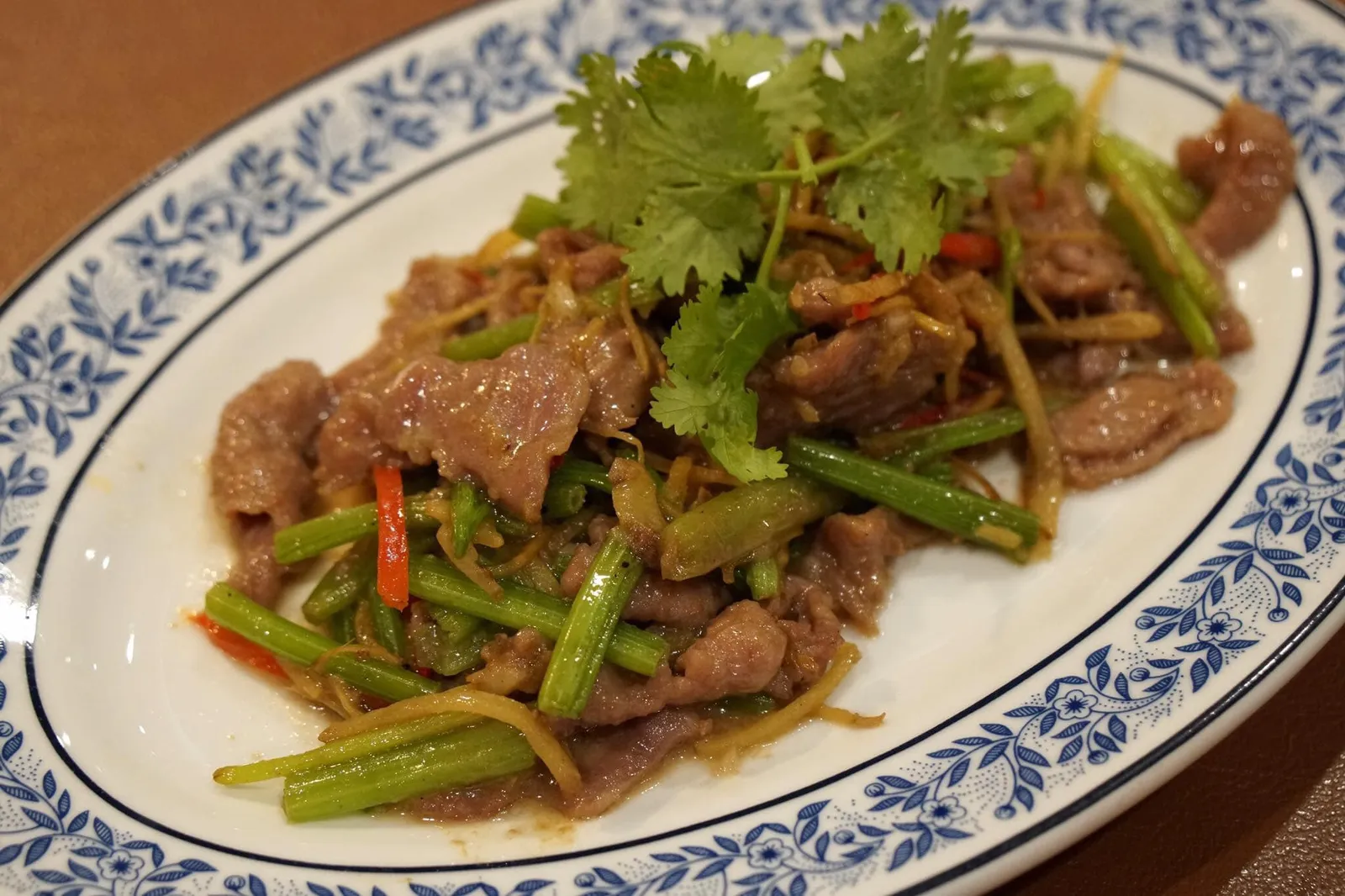 เนื้อแพะผัดน้ำมันหอย (280+) Fried mutton fillet with oyster sauce จานนี้เป็นหนึ่งในจานที่เด็ดที่สุดของมื้อนี้ และเป็นจานที่เเนะนำว่ายังไงก็ต้องสั่งมาทานเมื่อมาที่รื่นรส คือเนื้อแพะส่วนสันในหรือ Tenderloin นำไปล้างกลิ่นคาวออกจนหมดเกลี้ยง (ขอย้ำว่าเกลี้ยงจริงๆ) นำมาผัดน้ำมันหอยกับผักสมุนไพร เนื้อแพะข้างนอกนุ่มมาก เเต่ตรงกลางยังเด้งสู้ฟันเวลากัด ที่สำคัญคือไม่มีกลิ่นสาบเเพะเลย กลิ่นเหมือนเนื้อหมูเลี้ยงทุกอย่าง แต่มีเนื้อสัมผัสที่ดีกว่า โดยรวมจัดว่าอร่อยเด็ดจริงๆ เฉพาะเมนูนี้เราคิดว่าสามารถนำเสิร์ฟร้านอาหารจีนระดับติดดาวมิชลินได้เลย เทียบกับราคา 280 บาท ... อยากบอกว่าขอให้ขับรถมาเพื่อทานจานนี้ ยังจัดว่าคุ้มเลย (15/20)