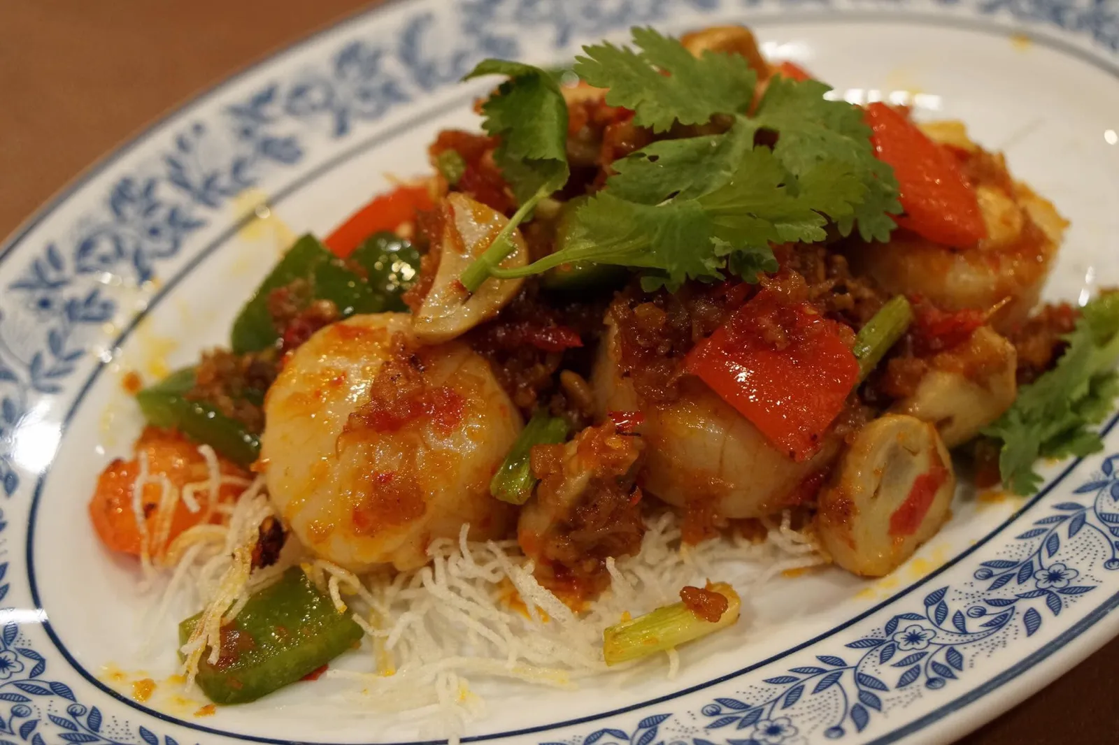 หอยเชลล์ผัดซอส X.O. (650+) Fried fresh scallops with X.O. sauce เราเป็นคนที่ชอบทานหอยเชลล์ผัดซอส X.O. มาก เวลาไปทานอาหารจีนทีไรต้องสั่งมาชิมเกือบทุกร้าน สำหรับที่นี่ขอบอกเลยว่ารสชาติซอสเอ็กซ์โออร่อยเป็นอันดับต้นๆเท่าที่เคยชิมมาในประเทศไทยเลยแล้วกัน ทางร้านใช้หอยเชลล์โฮตาเตะแบบกล่องนำเข้าจากฮอกไกโดประเทศญี่ปุ่น มาผัดซอสสูตรพิเศษ มีการใส่เห็ดลงไปเพื่อในมีเนื้อสัมผัสต่างกันกับหอยเชลล์ ตอนทานรสหวานของหอยจะออกมา ตัดกับรสเผ็ดของพริกเผา เเละกลิ่นของ Bell pepper เพิ่มเนื้อสัมผัสให้ซับซ้อนด้วยเส้นหมี่ทอดกรอบที่รองข้างล่าง (เข้าใจว่าทางร้านตั้งใจใส่มาเเน่นอน เพราะเพิ่มความลึกของเนื้อสัมผัสได้ดีมาก) จานนี้ถือว่าเด็ดมากเช่นกัน หากใครทาน Bell pepper ได้ แนะนำให้ลองชิมดู (15/20)