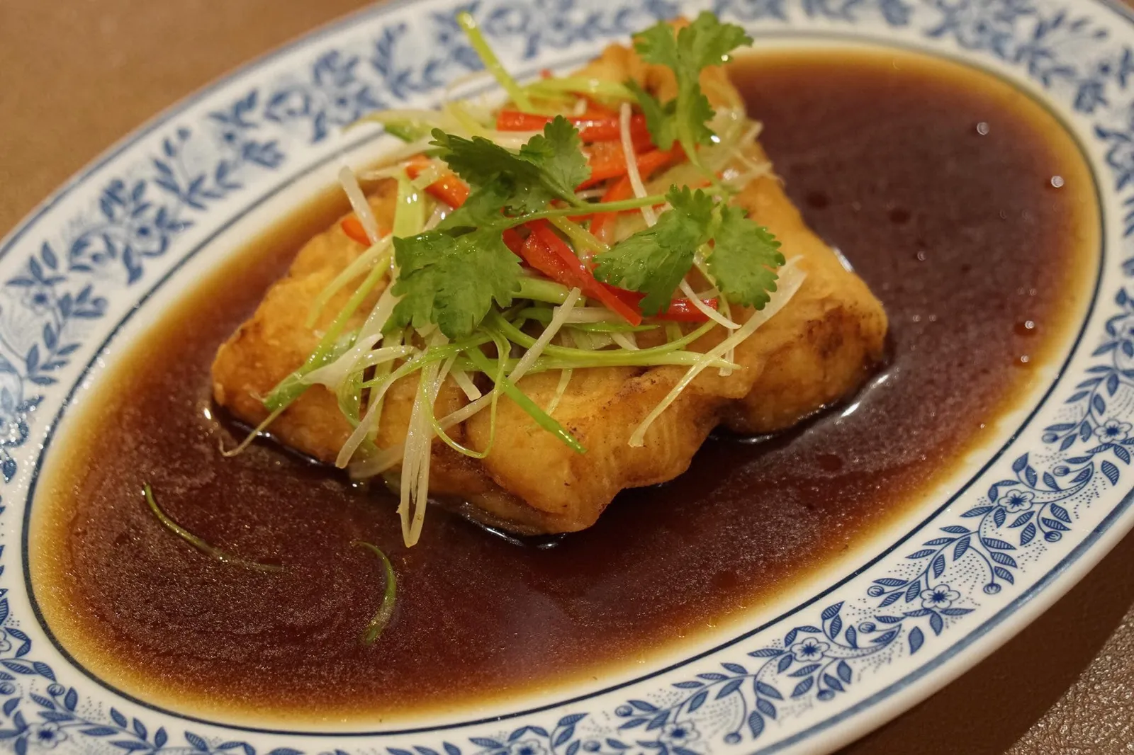 ปลาหิมะทอดราดซีอิ๊ว (720+) Fried black cod in soy sauce ปลาหิมะทอดมาเนื้อนุ่ม สุกกำลังดี เสิร์ฟมาบนโต๊ะ พนักงานจะมาราดซีอิ๊วให้บนโต๊ะเลยเพื่อไม่ให้เนื้อปลาเเฉะเร็วเกินไป ซีอิ๊วเค็มแบบจีนๆสูตรทางร้านปรุงเอง รสชาติโดยรวมอยู่ในเกณฑ์ดีมาก เเต่ยังไม่ถึงกับว้าว ที่ต้องว้าวคือราคา เพราะปลาหิมะชิ้นใหญ่ในราคานี้ถือว่าคุ้มค่ามาก ใครอยากทานสามารถสั่งชิมได้ ไม่ผิดหวัง (13/20)