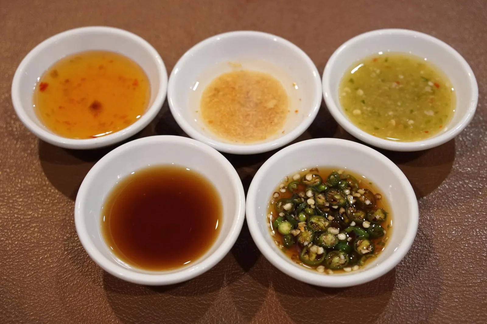 ซอสทั้งหมดบนโต๊ะ Signature Sauce มีทั้งเเบบไทยและจีนเลือกทานได้ตามใจชอบ