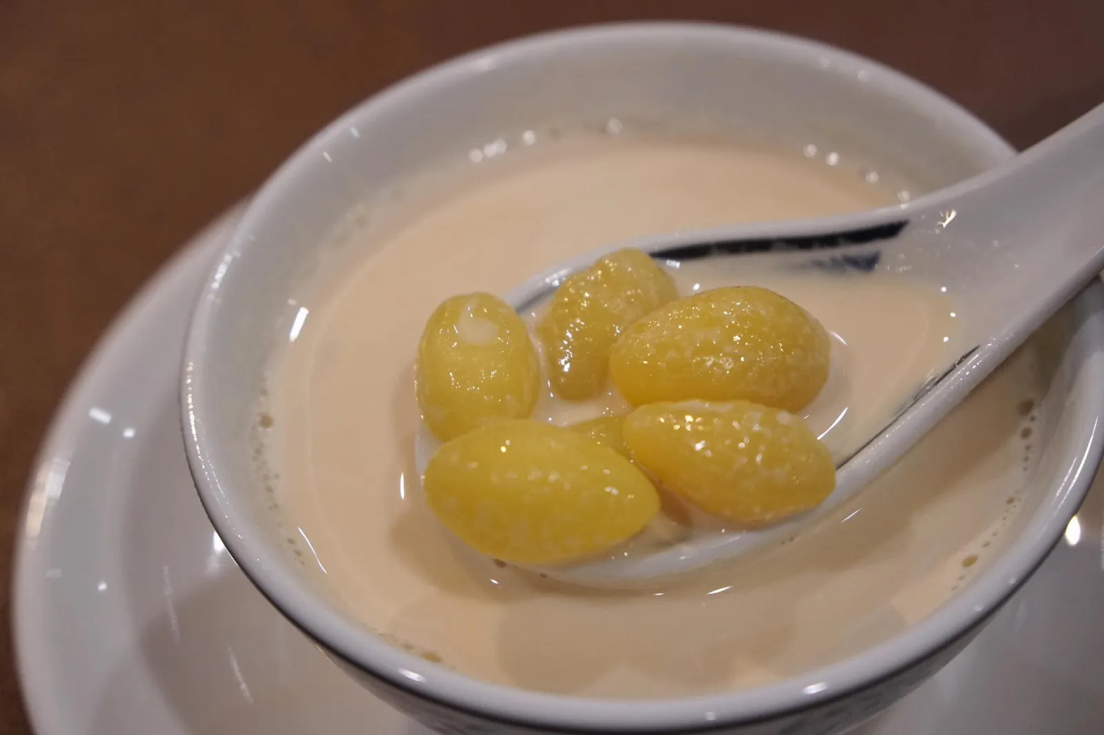 แปะก๊วยนมสดร้อน (70+) Sweetened Gingko nut in hot milk แปะก๊วยแบบจีนทานกับนมสดร้อนๆ มีกลิ่นหอมนม รสชาติใช้ได้ ไม่ซับซ้อนอะไร (15/20)