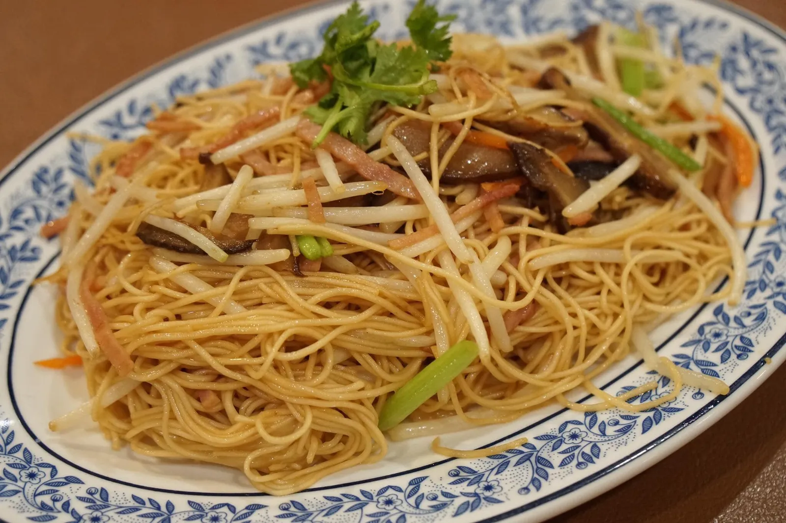 บะหมี่ผัดแห้ง (150+) Special fried noodles (Hong Kong style) บะหมี่ฮ่องกงผัดออกมาได้ดีมาก มันไม่เยิ้ม แต่ก็ไม่แห้งจนเกินไป ตัวเส้นนิ่ม สุกกำลังดี มีกลิ่นของเห็ดหอม รสชาติดีกว่าหน้าตามากๆ นี่เป็นจุดสำคัญที่สุดที่ทำให้ผัดหมี่ฮ่องกงมีรสชาติที่ดี ปริมาณที่ให้ก็ค่อนข้างเยอะ คุ้มค่ากับราคาเลยทีเดียว (15/20)