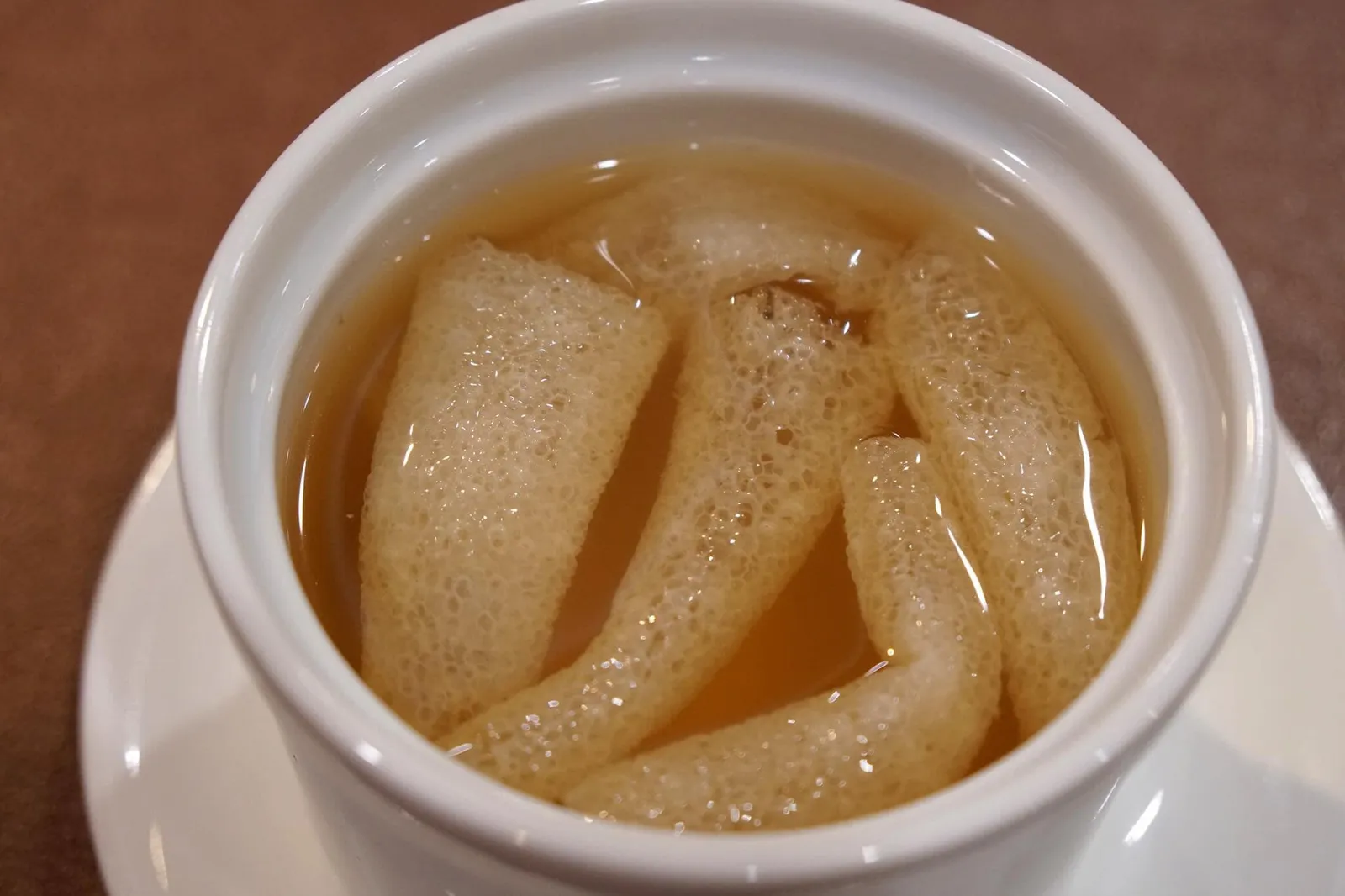 ซุปเยื่อไผ่กังป๋วยน้ำใส (240+) Bamboo piths and dried scallops in clear soup ซุปเยื่อไผ่ทำเยื่อไผ่ออกมาได้เนื้อนุ่มสุกพอดี ในซุปใสๆรสชาติกลมกล่อม เพิ่มความซับซ้อนของกลิ่นเเละรสชทติด้วยการใส่ส่วนเนื้อของหอยเชลล์ลงไป ส่วนตัวเข้าใจว่าตัวหอยในซุปไม่จำเป็นต้องกินก็ได้ เพราะต้มมาสุกเหมือนทำมาเพื่อให้มีกลิ่นเเละรสออกมาในน้ำซุป ทำให้น้ำซุปอร่อยขึ้น เเต่ตัวหอยเองรสชาติไม่ดี เพราะต้มมานานมาก (เพราะไม่ได้ให้ตักทานอยู่แล้ว) โดยรวมถือว่าอร่อยใช้ได้เลย อร่อยกว่าร้านอาหารจีนทั่วไปในประเทศไทย (13/20)