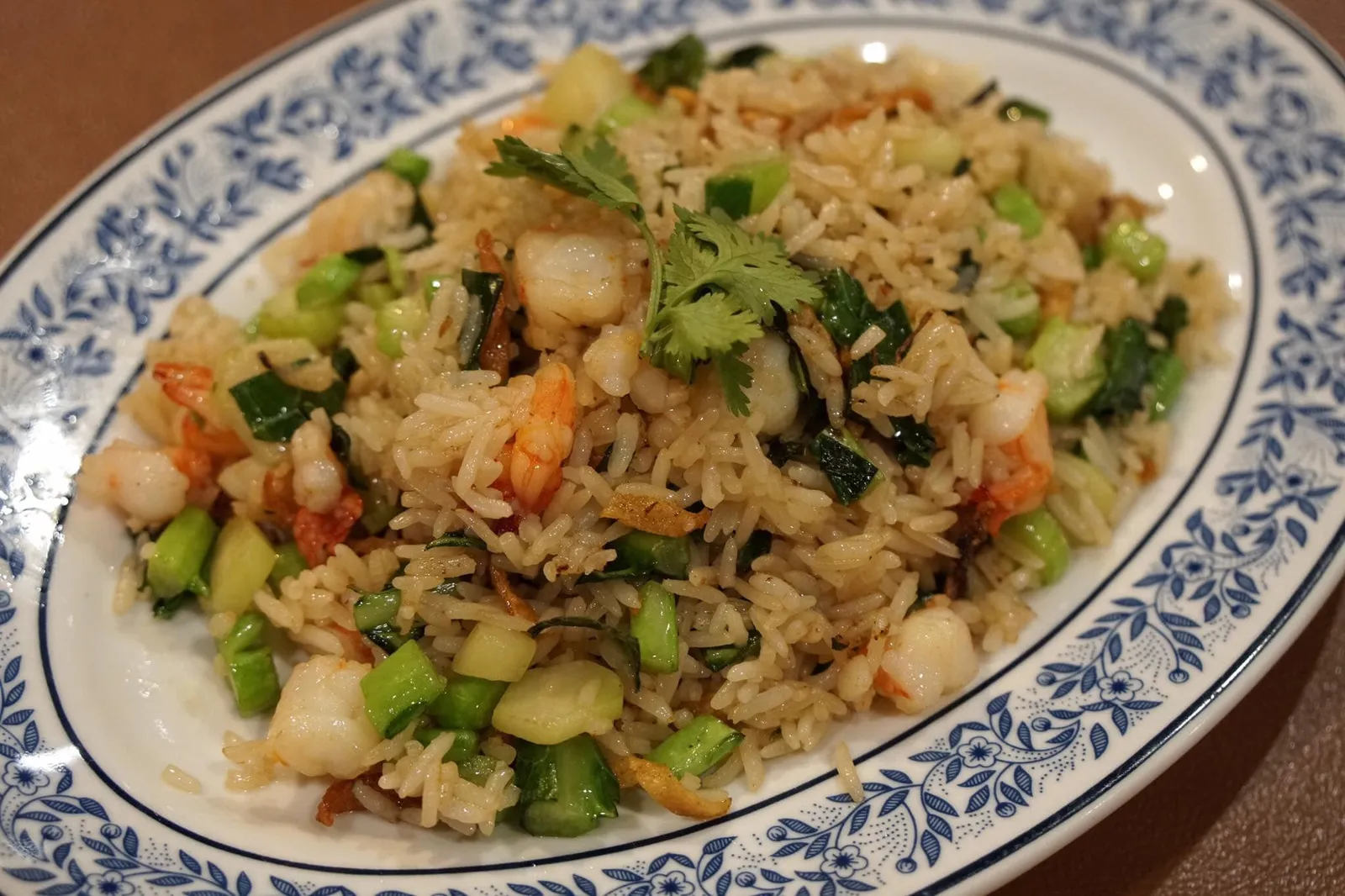 ข้าวผัดคะน้าปลาแห้ง (180+) Fried rice with chinese broccoli and dried fish ข้าวผัดคะน้าปลาแห้งเป็นอีกหนึ่งจานขึ้นชื่อของที่นี่ โดยจะใช้ข้าวหอมมะลิจากยโสธรหุงจนสุกตามสูตรของทางร้าน นำไปแช่ตู้เย็นไว้ 1 วัน และนำมาผัด ใส่คะน้า, ปลาแห้งโดยใช้ปลาที้โป้วนำเข้าจากฮ่องกง และกุ้ง ข้าวผัดมาได้ร่วนกำลังดี ทุกเมล็ดสวยเเยกกันเป็นเมล็ดๆ ไม่ติดกันเป็นก้อน สุกพอเหมาะ ไม่มีมันเยิ้ม ไม่แห้งจนเกินไป มีความกรอบของคะน้าตัดกับปลาแห้งลงตัว มีเนื้อกุ้งนุ่มเด้งตัดเนื้อสัมผัสกับส่วนที่กรอบ ถือว่าเป็นข้าวผัดสไตล์จีนที่รสชาติดีกว่ามาตรฐานทั่วไป (14/20)