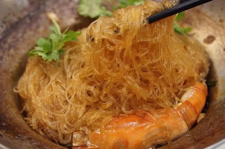 กุ้งแม่น้ำอบวุ้นเส้น (780+) Baked river prawns with glass noodles in hot pot โดยรวมจานนี้ถือว่าอร่อยมากจริงตามที่ทางร้านบอก แต่ยังไม่ถึงกับอร่อยจนหาทานที่อื่นไม่ได้ หากมาร้านนี้แล้วอยากทาน สามารถสั่งทานได้เลย อย่าลืมสั่งกุ้งเยอะๆ เพื่อความเข้มข้นในรสชาติ ไม่ผิดหวังแน่นอน (13/20)
