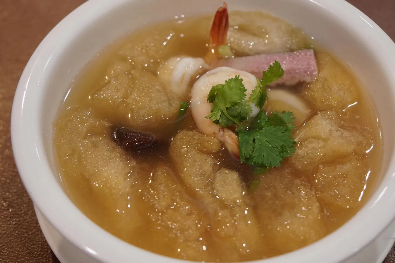 แกงจืดรวมมิตร (250+) Assorted meat in clear soup ซุปใส ที่รวมเครื่องหลายชนิดไว้ด้วยกัน มีกระเพาะปลาซึ่งที่นี่ใช้กระเพาะปลา ก็คือส่วน “กระเพาะ” ของ”ปลาตัวใหญ่” จริงๆ ไม่ได้ใช้หนังหมูหรือถุงลมปลา ทำให้มีรสชาติดี เนื้อสัมผัสราวกับฟองน้ำจริงๆ นอกจากนี้ยังมีกุ้ง แฮม และเห็ดอีกด้วย ถ้วยนี้มีจุดด้อยที่น้ำซุปที่เราคิดว่ารสชาติยังดีกว่านี้ได้อีกหน่อย จัดว่ายังไม่ถึงกับแย่ เเต่ก็ยังไม่ถึงกับกับว้าว (12/20)