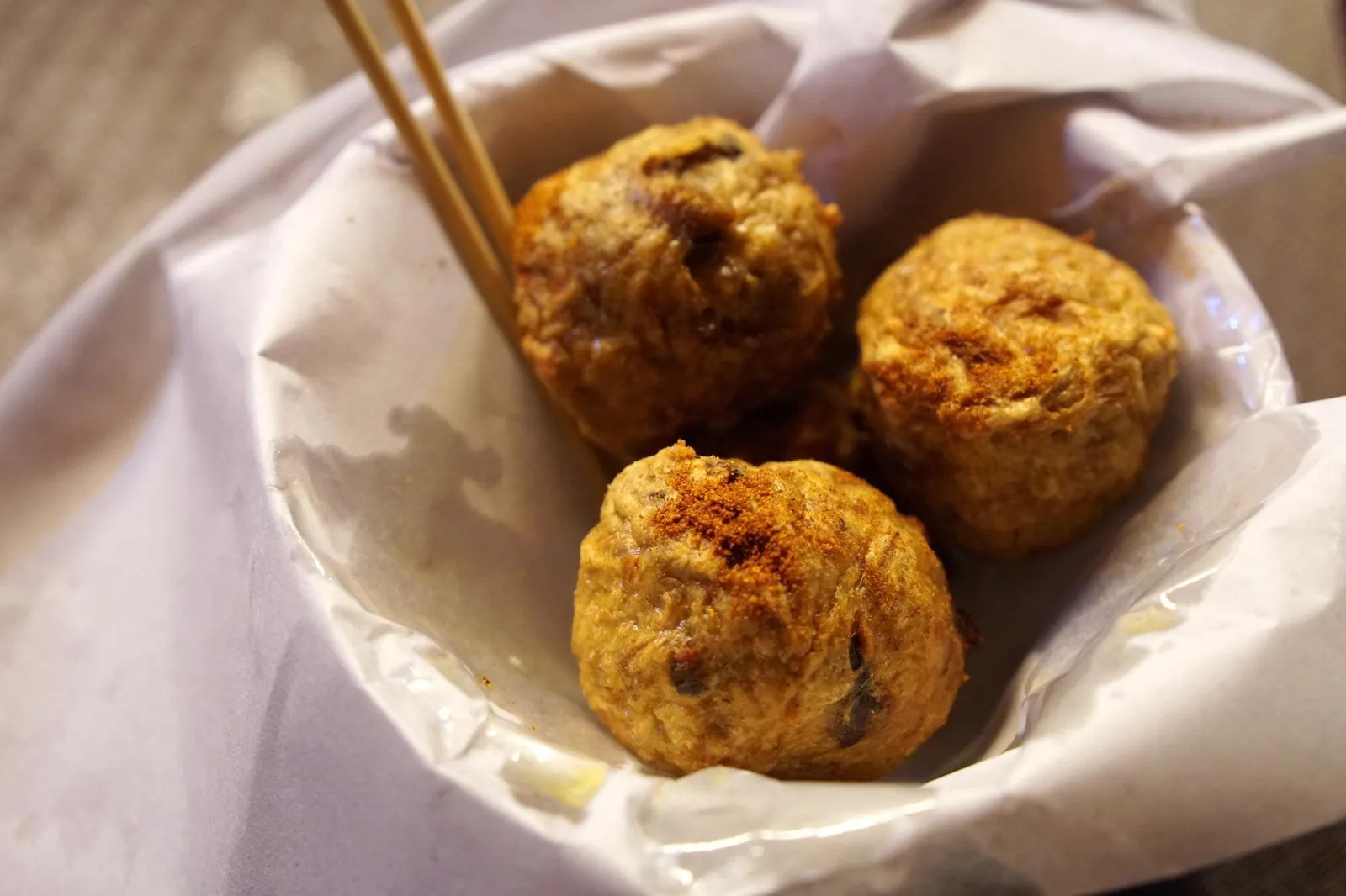 Pork Balls with Mushroom (16 HKD) อีกหนึ่งไฮไลท์ของร้านคือลูกชิ้นหมูและเห็ด รสชาตอเด็ดอย่าบอกใคร เนื้อข้างในเด้ง นุ่ม หอมกลิ่นเห็ดแบบจีนๆ โรยด้วยผงสไปซ์ที่คนขายกลัวเราเผ็ด แต่เราใช้นิ้วรูดมาเลียเปล่าๆได้ซะนี่ อร่อยมาก ห้ามพลาดจริงๆ (14/20)