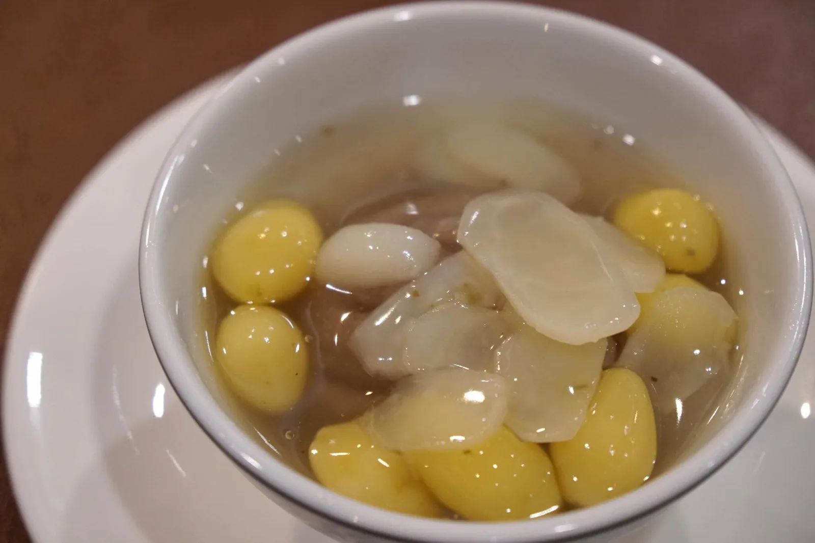 เผือกกวนแปะก๊วย (70+) Sweetened taro with gingko nut สำหรับของหวานแนะนำของทางร้านคือโอวหนี่หรือเผือกกวนรสชาติกลมกล่อม หวานกำลังดี ใส่แปะก๊วยเชื่อม ราดซอสที่มีกลิ่นส้ม นอกจากนี้ยังมีเผือก แห้ว และที่เราชอบสุดคือข้าวเหนียวเนื้อเนียน นุ่มลิ้น เข้ากันดีมากกับเผือกกวน สมกับเป็นของหวานทีเด็ดของร้านนี้จริงๆ (15/20)