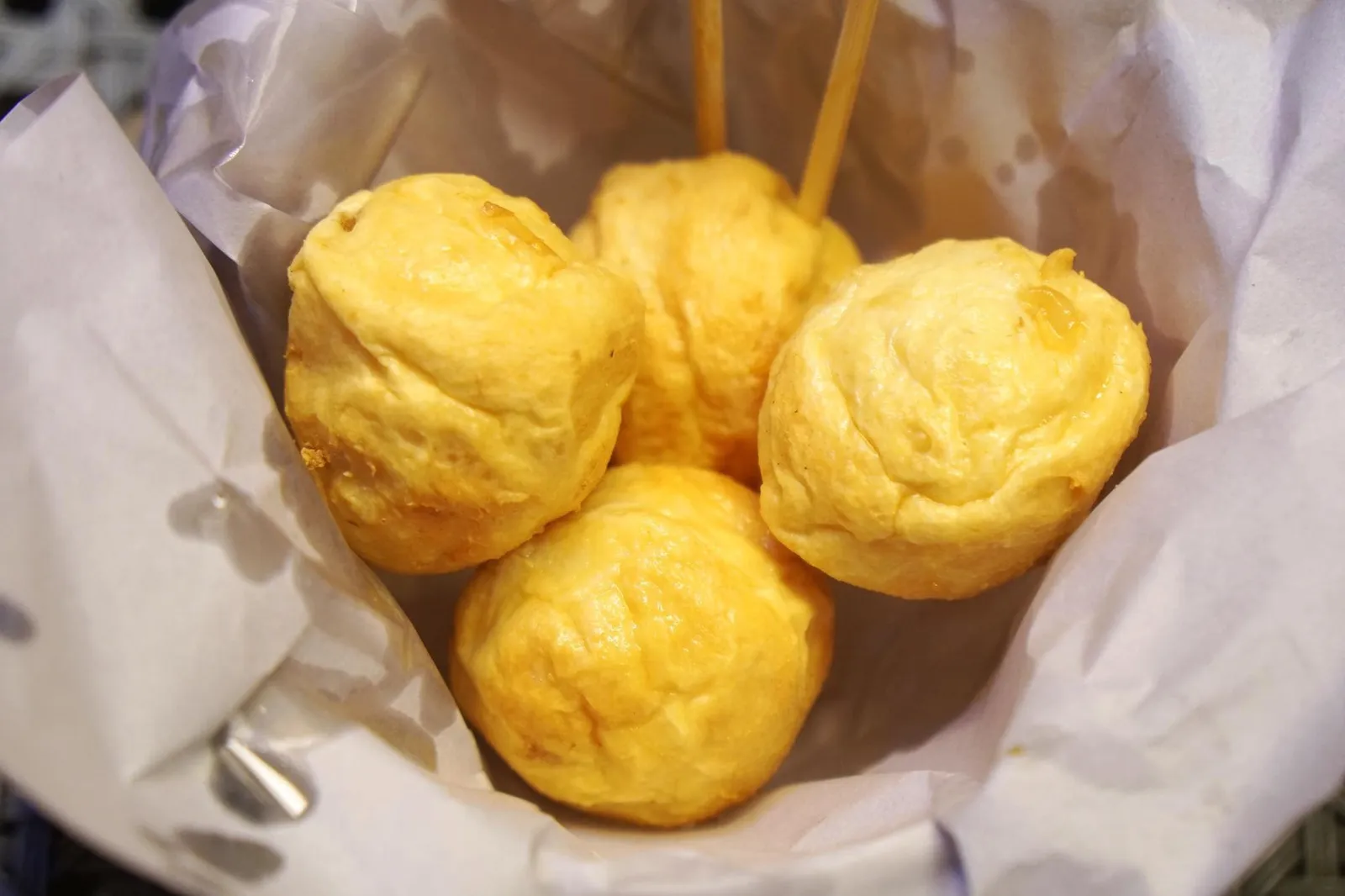 Squid Balls (16 HKD) ลูกชิ้นปลาหมึกชิ้นโตๆ ทอดมาร้อนๆ มีกลิ่นหอม อร่อยใช้ได้ แต่ยังไม่เด็ดเท่าลูกชิ้นหมู (13/20)