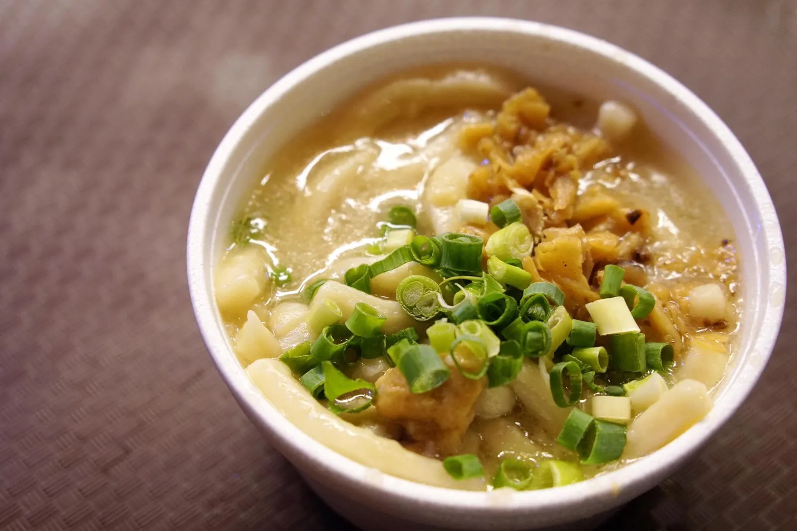 Block 18 Doggy Noodles (22 HKD) เมนูเด็ดประจำร้านคือบะหมี่ Doggy Noodles เส้นอวบอ้วน เหนียวนุ่มแบบเส้นอุด้ง ใส่มาในซุปกระเทียมและกุ้งแห้งรสชาติกลมกล่อม ตัดกับรสหัวไชโป๊ โรยด้วยหอมซอย รสชาติอร่อย คลาสสิคมากๆ (13/20)