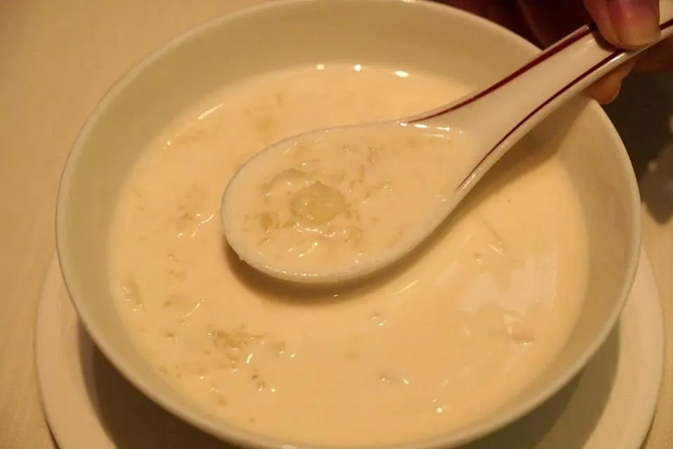 海底椰銀耳杏仁露 (92 HKD) Sweetened almond cream with sea coconut and snow fungus บอกก่อนเลยว่า รสชาติของซุปอัลมอนต์ที่นี่มีความซับซ้อนและอร่อยที่สุดในทริปนี้เลยทีเดียว ซุปไม่ใสไม่ข้นมากเกินไป มีกลิ่นของถั่วอัลมอนต์และมะพร้าว ข้างในมีเห็ดที่ใส่ลงไปเคี้ยวกรอบสลับกับมะพร้าวเพิ่มมิติทางเนื้อสัมผัสได้อย่างดี เป็นการผสมผสานอาหารคาวมาใส่ในอาหารหวานได้อย่างลงตัวมากๆ (17/20)
