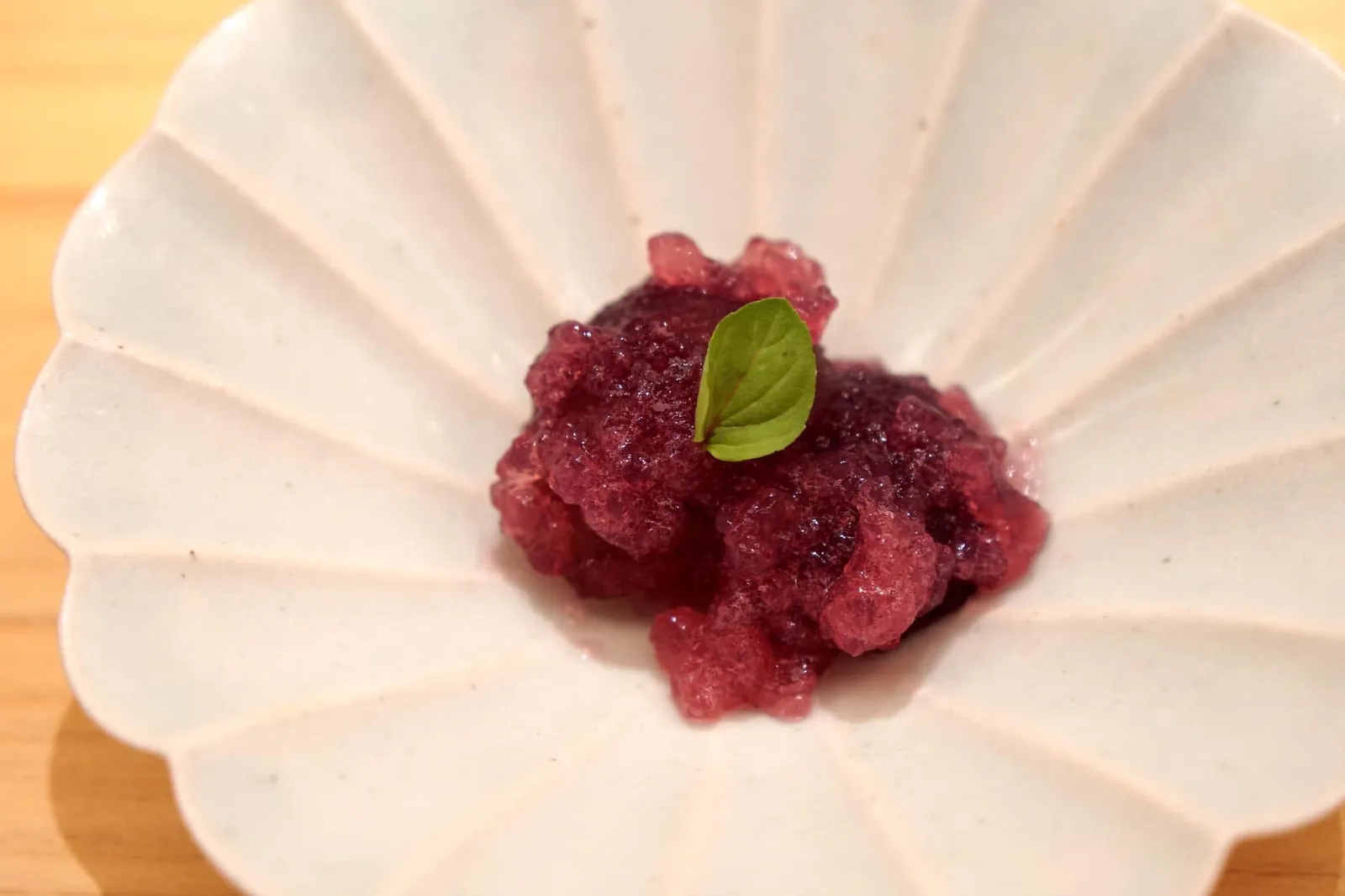 Japanese Grape อาหารหวานจานสุดท้ายคือผลองุ่นแดงนำเข้าจากญี่ปุ่น เชฟปลอกเปลือกออกจนเหงือเเต่ลูกองุ่นรสเลิศอยู่ด้านล่าง ส่วนของเปลือกทำไปทำเป็นเจลลี่และน้ำหวานราดทอปด้านบนอีกที ไม่น่าเชื่อว่าด้วยวัตถุดิบคือองุ่นเพียงอย่างเดียวจะทำอาหารหวานที่รสชาติซับซ้อนไปแบบนี้ ผิดจากร้านซูชิทั่วไปที่จนมหวานปิดท้ายมักรสชาติไม่เด็ดมาก แต่สำหรับที่นี่ทำออกมาได้เหนือความคาดหมายจริงๆ (18/20)