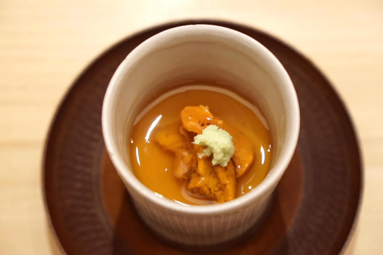 Chawanmushi “ชาวานมูชิ” ไข่ตุ๋นญี่ปุ่นเนื้อเนียน นุ่ม ละมุนมากๆ ทอปด้านบนด้วยไข่หอยเม่นสุดครีมมี่และวาซาบิ ราดด้วยน้ำซุปสีเหลืองข้นรสกลมกล่อมทำจากปลาโอแถบจากญี่ปุ่น แค่คำเเรกก็อร่อยกว่าไข่ตุ๋นที่เคยทานมาจากร้านซูชิทั่วๆไปเเล้ว (17/20)