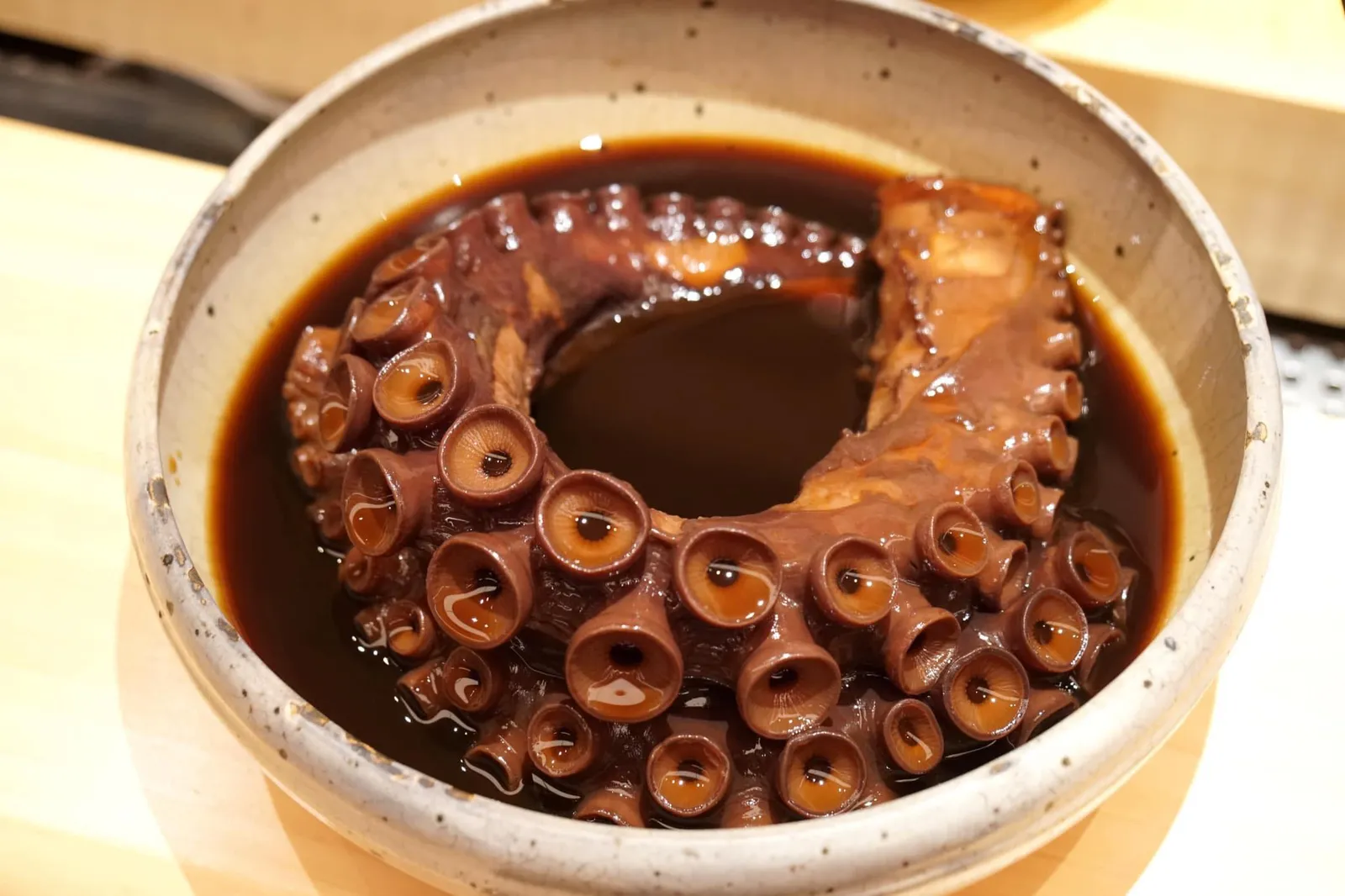 Tako ต่อมาคือเมนูพิเศษประจำวันคือ “ทาโกะ” หรือ Tender Octopus ส่วนหนวดของปลาหมึกยักษ์ตัวโตที่หมักไว้ใน Soy sauce สูตรพิเศษ ขายในราคา 150 HKD หรือประมาณ 650 บาทต่อจานต่อคนรวมค่าบริการ โดยเชฟจะนำหนวดหมึกขนาดยักษ์มาโชว์ให้ลูกค้าดูก่อน (17/20)