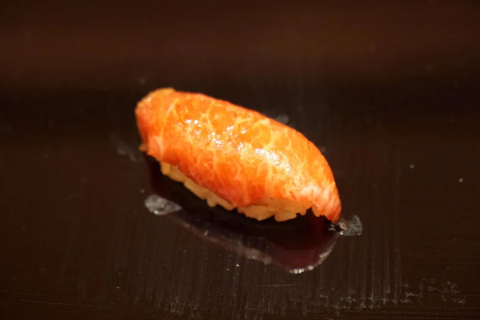 Otoro ถัดมาคือหนึ่งในพระเอกชองค่ำคืนนี้ “โอโทโร่” หรือส่วนท้องของปลาทูน่า เพียงเเค่มองดูลายที่มันราวกับเนื้อวัววากิวก็พอจะเดารสชาติได้ว่าต้องอร่อยเพียงไหน เนื้อปลาสด มีไขมันเเทรกจนเกิดเป็นลายสวยงาม เนื้อสัมผัสนุ่ม ละมุนจนแทบละลายในปาก ปริมาณเนื้อปลาให้มาในอัตราส่วนพอดีกับข้าวมากๆ คำนี้คำเดียวคือฟินสุดๆ (20/20)