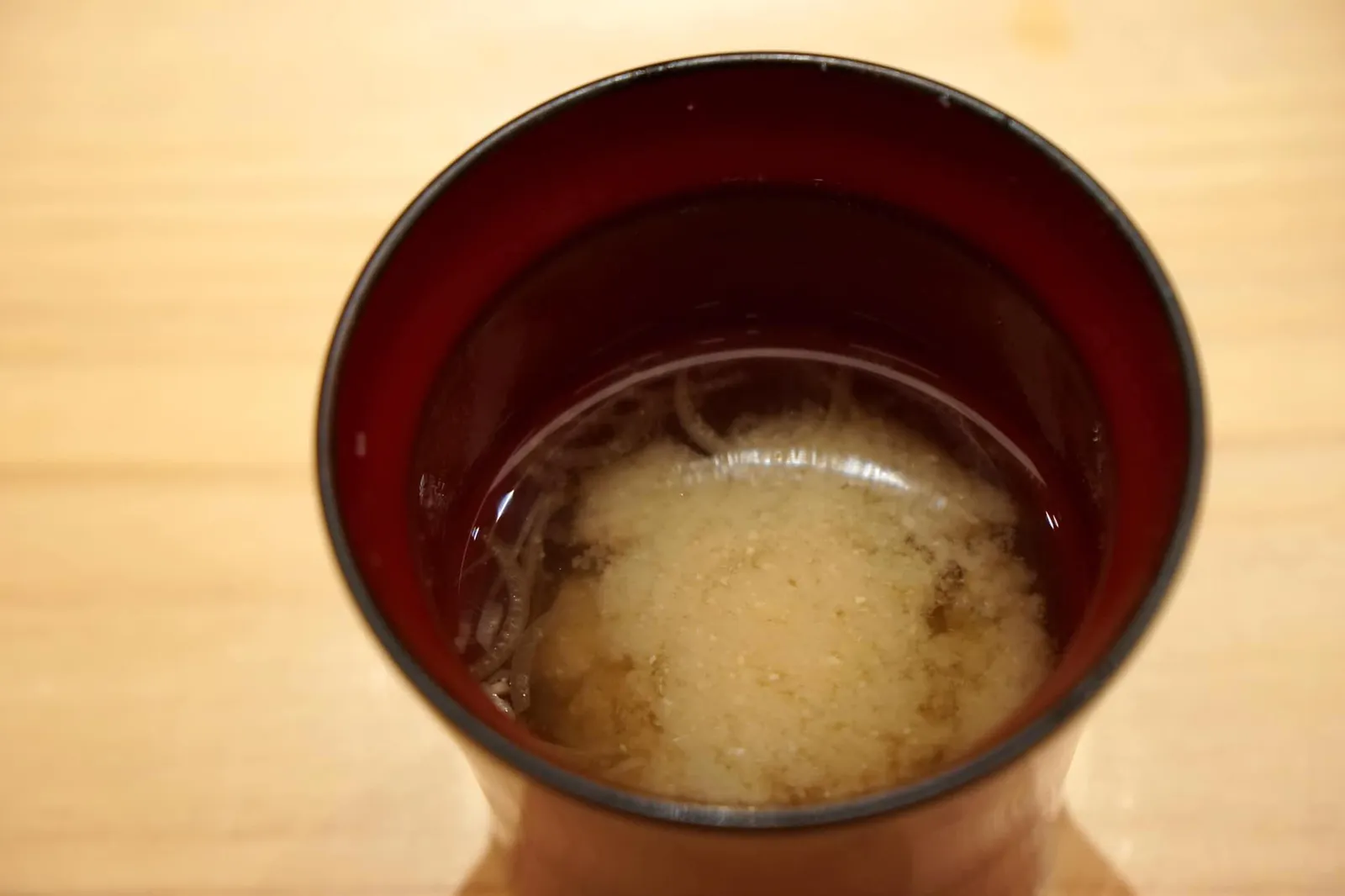 Miso Soup มิโสะซุปรสชาติกลมกล่อม ไม่มีรสเค็มหรือเปรี้ยวโดด ดับคาวก่อนทานอาหารหวานจานสุดท้าย (16/20)