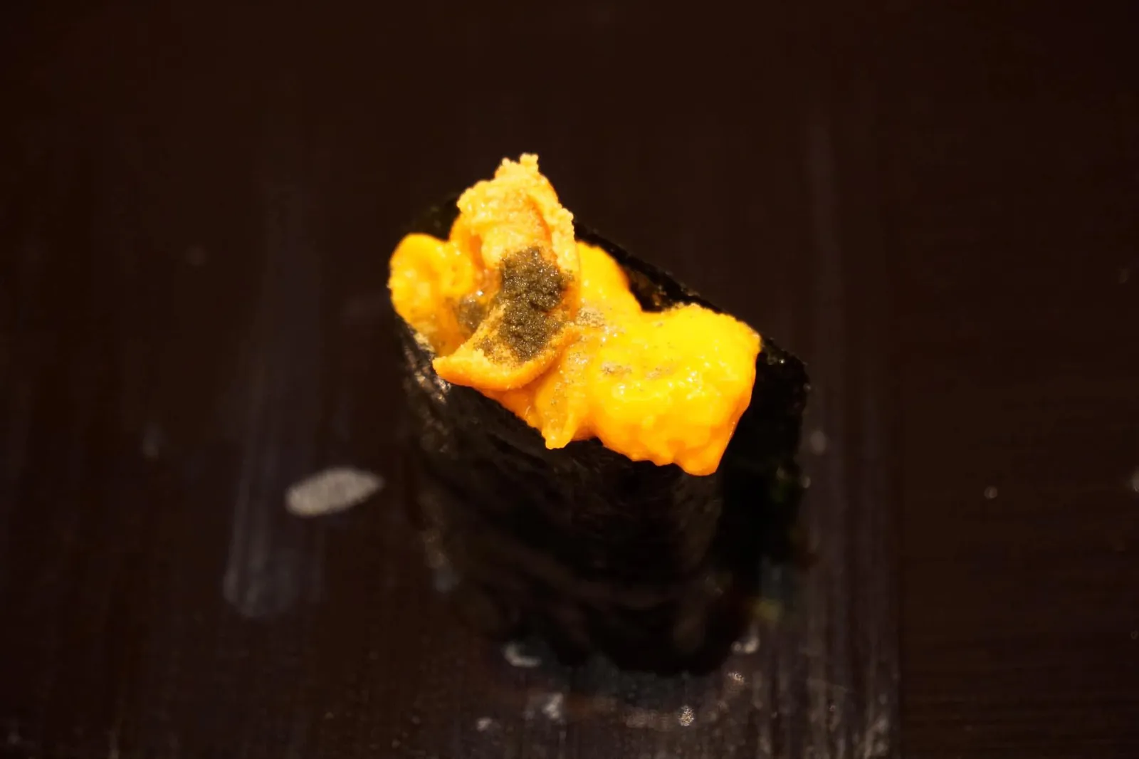 Bafun Uni ทอปด้านบนด้วย “บาฟุน อูนิ” ปิดท้ายด้วยการโรย Seaweed powder หรือผงสาหร่ายลงไปพร้อมเสิร์ฟ เนื้อสัมผัสอูนิละมุน ครีมมี่มากๆ จนแทบจะละลายในปาก ไม่มีกลิ่นคาวแม้แต่น้อย ผงสาหร่ายที่โรยไปมีรสเค็มแบบอูมามิช่วยตัดเลี่ยนได้อย่างลงตัว สุดยอดจริงๆ (20/20)