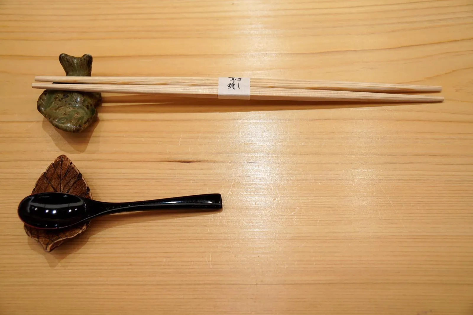 เมื่อต้นปีที่ผ่านมา Sushi Shikon ได้ปิดตัวเพื่อปรับปรุงร้านครั้งใหญ่และย้ายร้านจากโรงแรม Mercer Hotel มายังสถานที่ใหม่ที่หรูหรายิ่งขึ้นคือ The Landmark Mandarin Oriental โดยใช้ชื่อว่า Shikon by Yoshitake เพื่อแสดงให้เห็นว่านี่คือร้านซูชิสาขาเรือธงนอกญี่ปุ่นของร้านซูชิชื่อดังระดับ 3 ดาว มิชลินในกรุงโตเกียว
