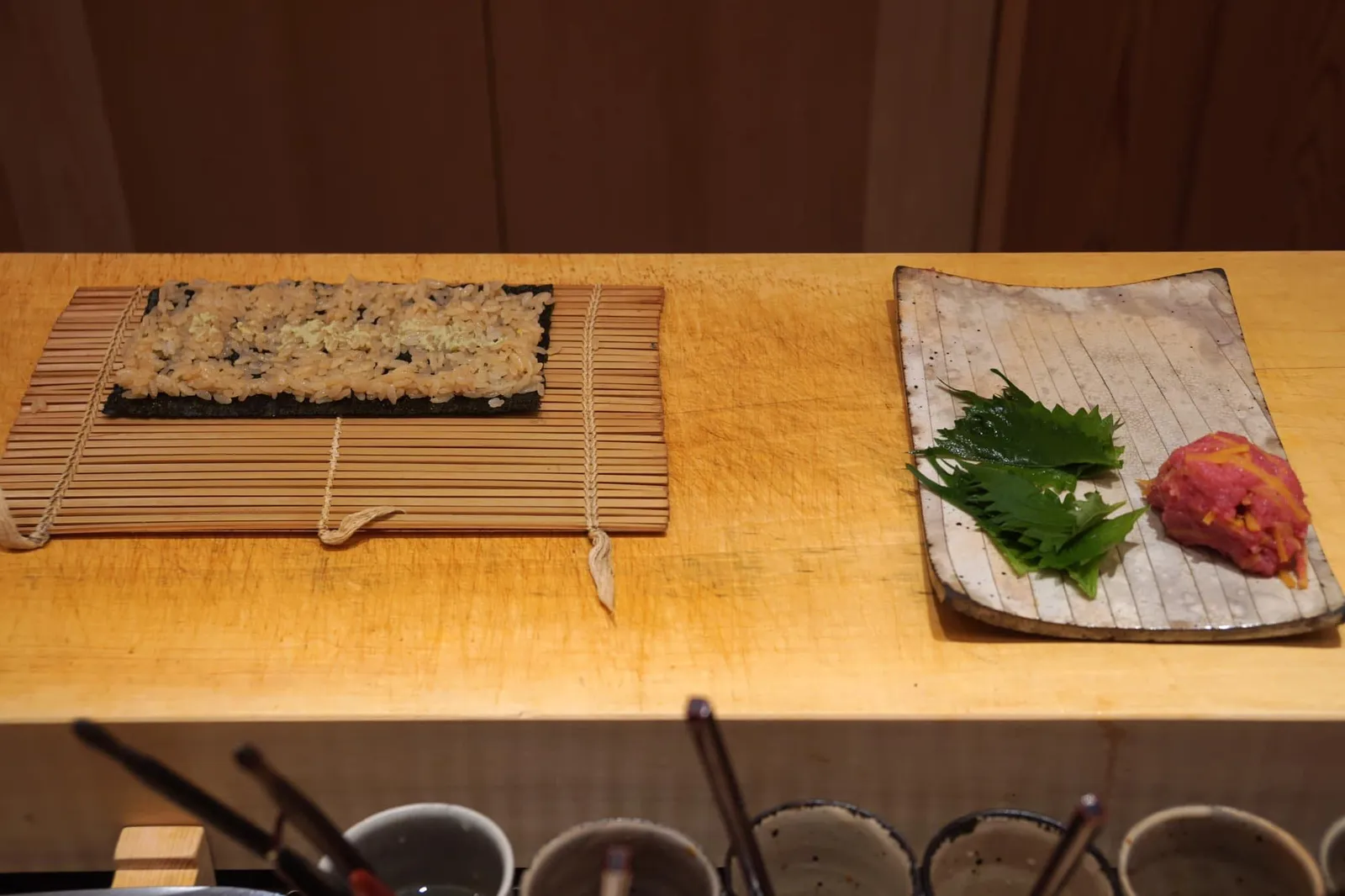 Otoro Maki ถัดมาก่อนเข้าของหวานเชฟจะทำมากิโดยใช้โอโทโร่ ใบชิโสะ และแรดิชดอง (17/20)
