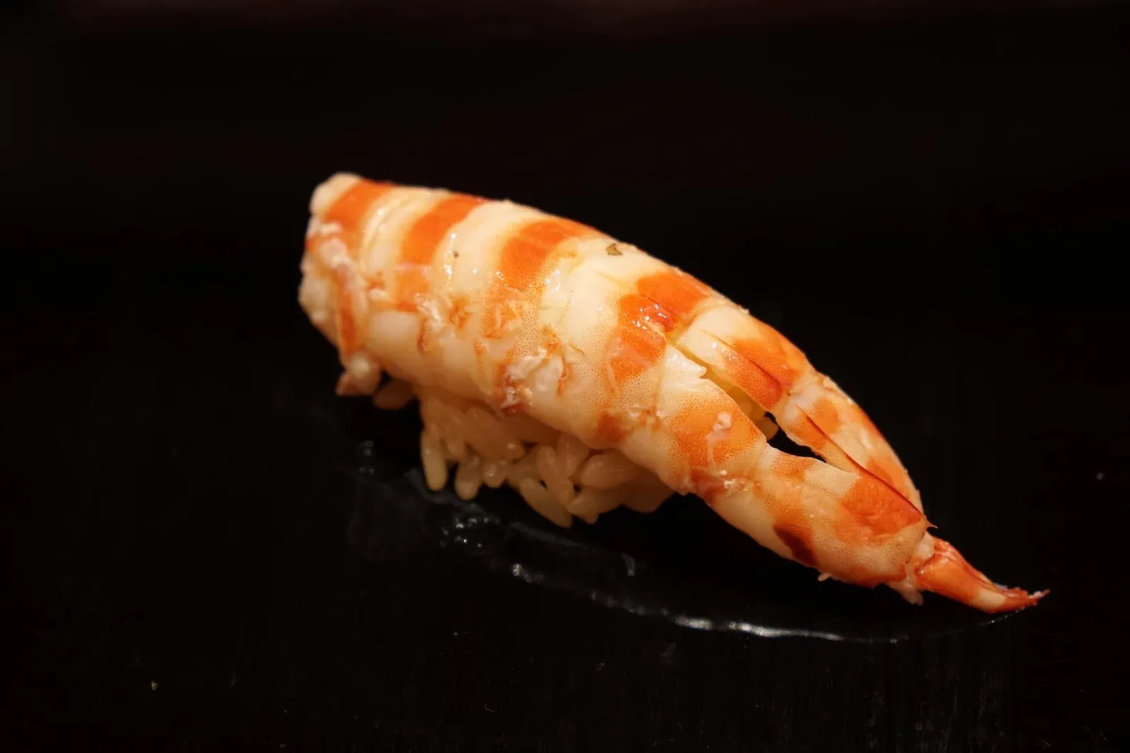 Kuruma Ebi กุ้งลายเสือสุกกำลังดีมากๆ นุ่มเท่ากันทั้งตัว ไม่มีส่วนใดที่สุกเกินไปจนเเข็ง ข้างใต้มี Shrimp paste ที่เป็นซิกเนเจอร์ของร้าน ซูชิ ชิคอน ได้มาจากการสกัดส่วนมันในส่วนหัวของกุ้งช่วยเพิ่มกลิ่นและรสชาติของกุ้งให้แรงมากยิ่งขึ้น เสิร์ฟมาในขณะที่อุณหภูมิยังอุ่นอยู่ ทานเเล้วจะได้รสกุ้งตัดกับรสของวาซาบิ รสเปรี้ยวของข้าวซูชิหมักในน้ำส้มสายชูเพิ่มมิติให้กับเนื้อกุ้งเป็นอย่างมาก คำนี้แทบจะไม่มีที่ติเลยจริงๆ (20/20)