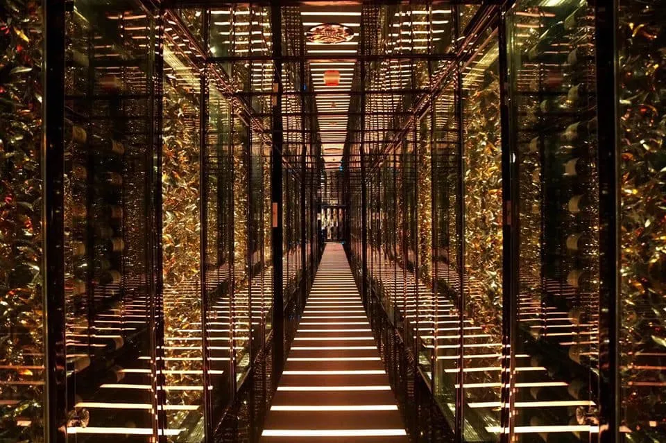 มุมลับที่ห้ามพลาดคือ The Golden Corridor เป็นทางเดินยาวขนาบข้างด้วยกระจกชิ้นเล็กๆนับพันชิ้นสะท้อนแสงสีทองระยิบระยับสวยงามมากๆ โดยหากลูกค้าเดินเข้าออกทางด้านหน้าร้านจะไม่ผ่านจุดตรงนี้ซึ่งน่าเสียดายเป็นอย่างมาก