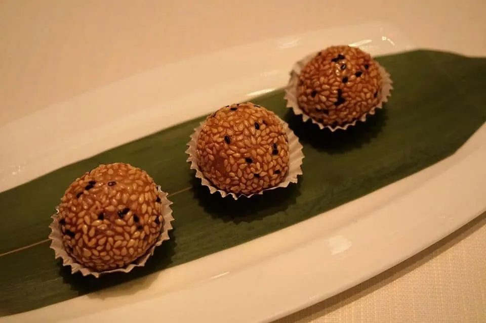 紫薯芝麻煎堆仔 (80 HKD) Deep-fried sesame dumpling filled with purple sweet potato (3 pieces) ขนมคล้ายไข่หงษ์บ้านเรา แป้งนุ่ม หนึบ งาดำและงาขาวที่ใส่มากรอบ ไม่เเข็ง ไม่มีกลิ่นไหม้ ด้านในเป็นซอสมันม่วงลาวา กัดเเล้วละลายในปาก อร่อยสุดๆ ห้ามพลาดเลยจริงๆ (16/20)