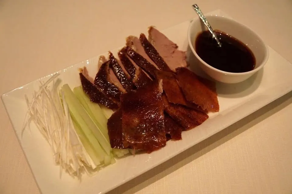 片皮烤鴨 (半隻) Tin Lung Heen Peking duck (Half) (488 HKD) พนักงานจะเเล่เนื้อข้างๆโต๊ะ เสิร์ฟมาทั้งแบบมีหนังติดเนื้อและแบบหนังอย่างเดียว ทานกับหอมซอยและแตงกวา (16/20)