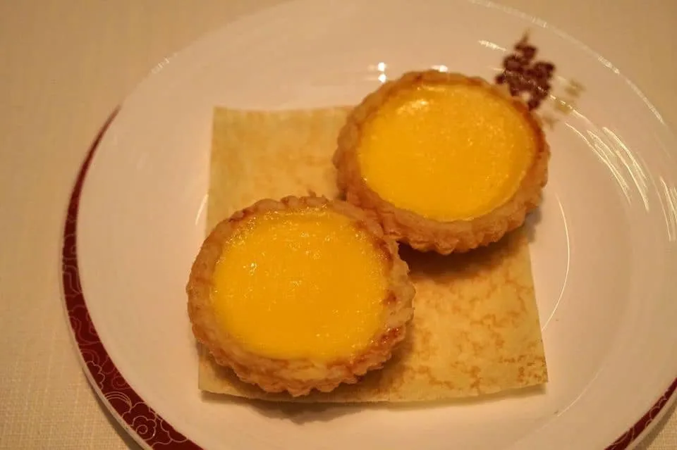 傳統酥皮蛋撻 (需時約20分鐘) (92 HKD) Traditional baked egg custard tart (2 pieces) (Requires approximately 20 minutes preparation time) ทาร์ตไข่เสิร์ฟมาสองชิ้น แป้งพัฟด้านนอกกรอบกำลังดี เนื้อข้างในเนียนนุ่ม ละมุนใช้ได้ โดยรวมถือว่าอร่อย เเต่ยังสู้ทาร์ตไข่ในร้านอาหารจีนติดดาวมิชลินของมาเก๊าไม่ได้ (13/20)