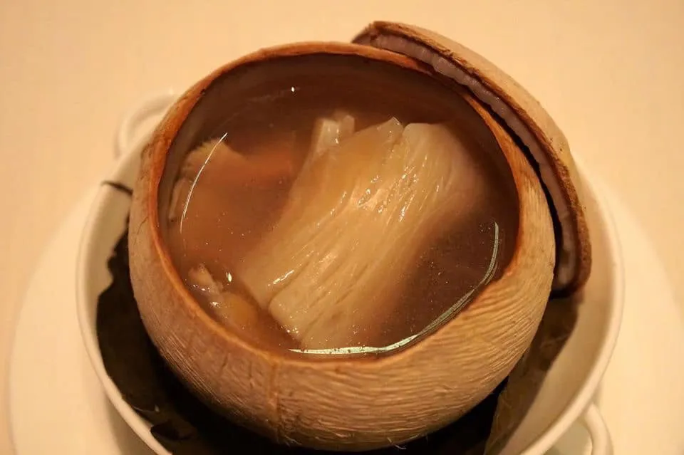 原個椰皇花膠燉雞 (428 HKD) Double-boiled chicken soup with fish maw in baby coconut สุดยอดเมนูซุปซิกเนเจอร์ราคาถ้วยละ 1,850 บาท ประจำร้าน ทิน ลัง ฮีน คือ ซุปไก่ที่เชฟนำไปต้มแบบดับเบิ้ลบอยล์ในมะพร้าวอ่อน โดยเริ่มต้มซุปไก่ครั้งแรกเป็นเวลาสองชั่วโมง จากนั้นกรองเอาไขมันออก และนำไปต้มกับน้ำมะพร้าวอีกหนึ่งชั่วโมงจนรสหวานและกลิ่นหอมของมะพร้าวอ่อนผสมเป็นเนื้อเดียวกันกับซุปไก่ ข้างในมีกระเพาะปลาจวดสดคุณภาพสูงเนื้อนุ่ม ละมุน มีคอลลาเจนสูง รสชาติซุปค่อนข้างมีเอกลักษณ์ ไม่ซ้ำใคร เนื้อไก่ต้มมาจนสุก แม้ทางร้านจะบอกว่าเนื้อไก่ต้มมาเพื่อเอารสชาติและไม่จำเป็นต้องทาน แต่เราคิดว่าเนื้อไก่ก็ยังคงนุ่มพอใช้ได้ นับเป็นเมนูที่เปิดโลกทัศน์ในการทานอาหารจีนเป็นอย่างมาก (17/20)
