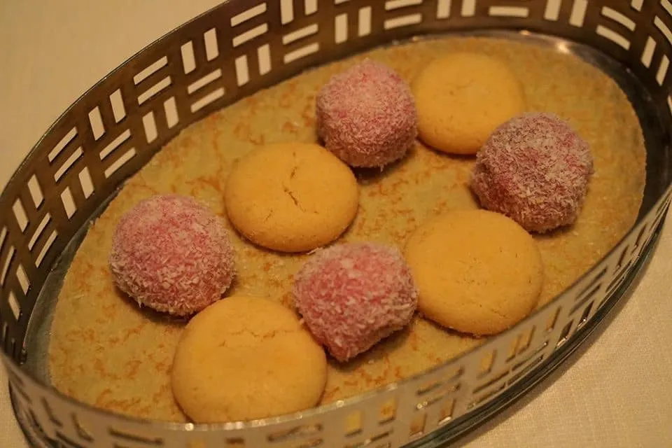 Petit Four (Complimentary) Red bean mochi, Milk biscuit ขนมโมจิถั่วแดงและคุกกี้นมรสอร่อย ปิดท้ายมื้ออาหารอย่างสวยงาม (12/20)