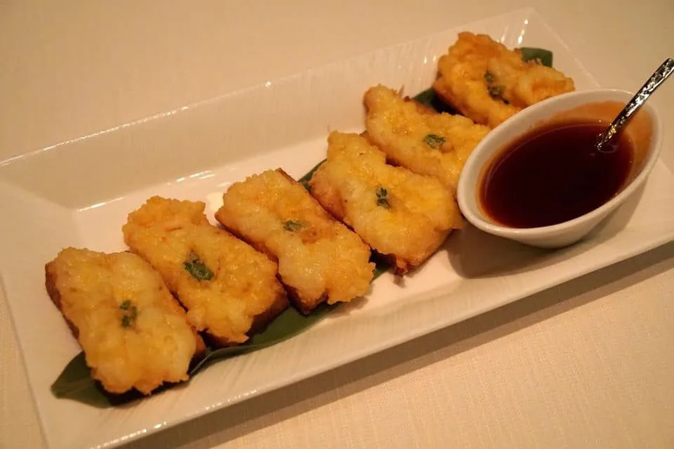 窩貼大蝦多士 (142 HKD) Deep-fried shrimp toast อีกหนึ่งอาหารทานเล่นที่เราขอแนะนำให้ชิมคือ ขนมปังทอดหน้ากุ้ง เมนูอาหารจีนคลาสสิคที่มักอมน้ำมันหากทอดออกมาไม่ดี แต่สำหรับขนมปังหน้ากุ้งที่ร้าน ทิน ลัง ฮีน ทอดออกมาได้เพอร์เฟค ขนมปังกรอบ หอม กุ้งข้างบนมีสีเหลืองสวยงาม สุกกำลังดี ไม่อมน้ำมัน มีรสหวานธรรมชาติของเนื้อกุ้ง ทานเปล่าๆแบบไม่ใส่น้ำจิ้มก็ยังได้ (16/20)