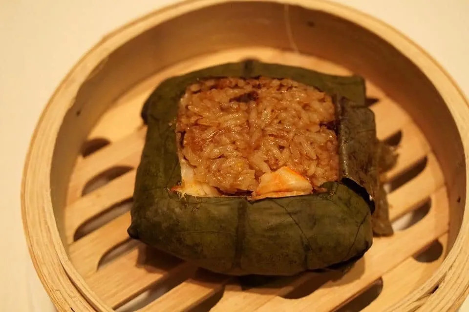 鮑粒荷葉飯 (每位) (110 HKD) Fried rice with diced abalone, goose and shrimp wrapped in lotus leaf (Per Person) สุดยอดเมนูข้าวที่เราเลือกชิมในวันนี้คือข้าวผัดห่อใบบัว ภายในมีหอยเปาฮื้อหั่นเต๋า เนื้อห่าน เนื้อกุ้ง ทุกองค์ประกอบสุกพอดีเท่ากันทั้งหมด เปาฮื้อเคี้ยวหนึบ เนื้อห่านไม่เหนียว ไม่มีกลิ่นสาบ กุ้งนุ่มเด้ง ข้าวผัดไม่แฉะจนเกินไป ห่อมาในใบบัวจนมีกลิ่นหอม เป็นจานที่เราเเนะนำให้ลองชิมกันดู (16/20)