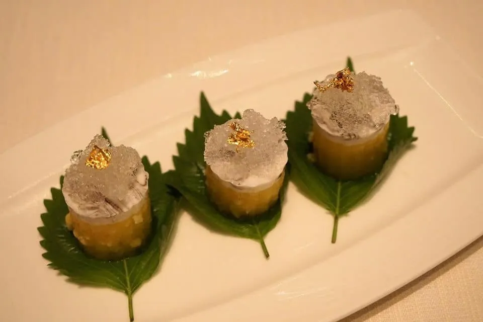 雪燕椰汁玉米糕 (92 HKD) Chilled sweet corn and coconut jelly with snow swallow (3 pieces) ข้าวโพดหวานสับเป็นชิ้นเล็กๆแล้วแช่จนเย็นจัด ตรงกลางเป็นเลเยอร์ของวุ้นมะพร้าวมีกลิ่นหอม ถัดมาเป็นรังนกนางแอ่นที่มีเนื้อสัมผัสคล้ายเจลลี่สับละเอียดแต่ยืดหยุ่นมากกว่า ทอปด้านบนสุดด้วยทองคำเปลวทานได้ ทานคำเดียวจะได้ความเข้ากันของมะพร้าวและข้าวโพดโดยมีเนื้อสัมผัสที่ต่างกันของข้าวพำดและรังนกนางแอ่น ถือว่าอร่อยใช้ได้ (14/20)