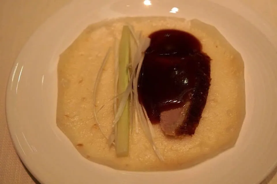 片皮烤鴨 (半隻) Tin Lung Heen Peking duck (Half) (488 HKD) เป็ดปักกิ่งมีกลิ่นหอมที่ได้จากการย่างด้วยไฟแรง น้ำซอสรสหวาน อร่อย ไม่เข้มข้นจนเกินไป เเต้งกวาแบะหอมซอยหั่นมาในขนาดพอดีทำให้ไม่กลบรสของหนังเเละเนื้อเป็ด สุดยอดจริงๆ (16/20)
