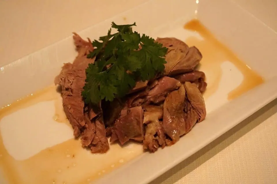 片皮烤鴨 (半隻) Tin Lung Heen Peking duck (Half) (488 HKD) ส่วนเนื้อที่เหลือทางร้านจะเเล่มาเสิร์ฟให้ฟรี แต่ถ้าใครอยากให้นำไปทำอาหารเพิ่มจะมีค่าบริการต่างหากและทำได้เฉพาะเมื่อสั่งเป็ดทั้งตัวเท่านั้น จึงไม่ค่อยเเนะนำเท่าไหร่ เนื้อของเป็ดปักกิ่งเสิร์ฟมากับซอสบ๊วย แม้หน้าตาจะดูไม่สวย แต่บอกเลยว่ารสชาติเด็ดไม่เบาเลยทีเดียวจนไม่น่าเชื่อว่าเป็นเนื้อที่ได้เป็ดปักกิ่งที่ผ่านการย่างด้วยไฟสูงมาแล้ว (14/20)