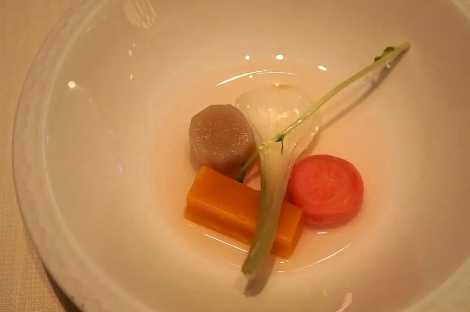 Amuse-Bouche (Complimentary) สำหรับเมนูเรียกน้ำย่อยประจำฤดูร้อนเป็นผลไม้รสเปรี้ยวหวานสี่อย่างประกอบด้วยผลเบอร์ดอกสีน้ำตาล ฟักทองญี่ปุ่นสีส้ม ผลแรดิชดองสีแดง ตรวกลางคือหอมใหญ่ชิ้นเล็กรสเปรี้ยวหวานเข้าจากฝรั่งเศส รสชาติไม่ได้หวือหวาอะไร แต่สามารถเรียกน้ำย่อยได้ดี (12/20)