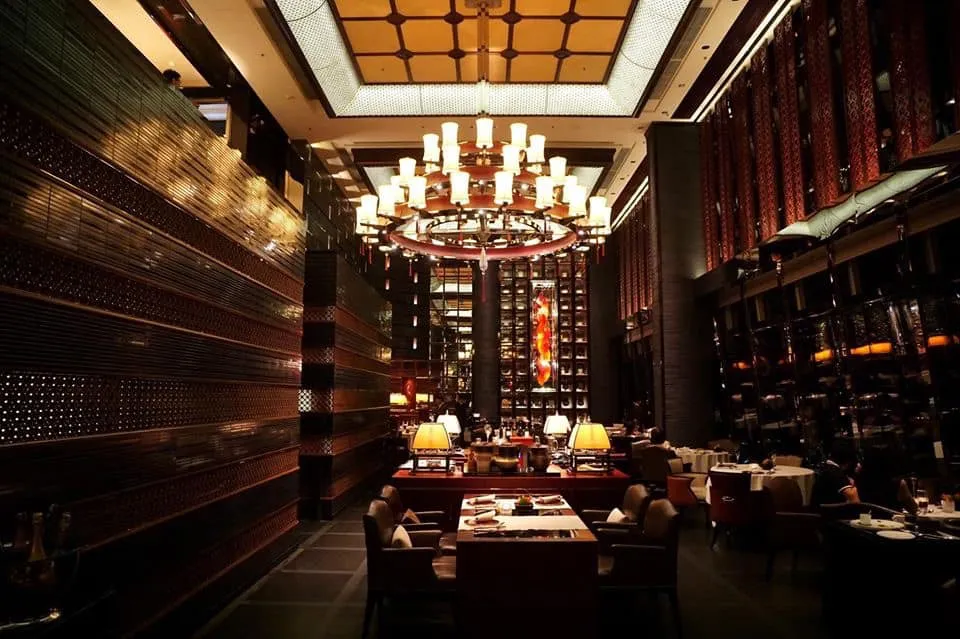 ทิน ลัง ฮีน ห้องอาหารจีนสุดหรูของโรงแรม Ritz Carlton บนชั้น 102 ของตึก International Commerce Center หรือ ICC สร้างสถิติเป็นห้องอาหารจีนติดดาวมิชลินที่อยู่สูงที่สุดในโลก ตัวร้านเปิดทำการมาตั้งเเต่เดือนมีนาคม ค.ศ. 2011 โดยสร้างปรากฎการณ์คว้ารางวัล 1 ดาวมิชลินทันทีในมิชลินไกด์ฉบับฮ่องกงและมาเก๊าในปีเดียวกัน และถูกยกระดับให้เป็นห้องอาหารระดับ 2 ดาวมิชลินในปี ค.ศ. 2012 มาจนถึงปัจจุบัน